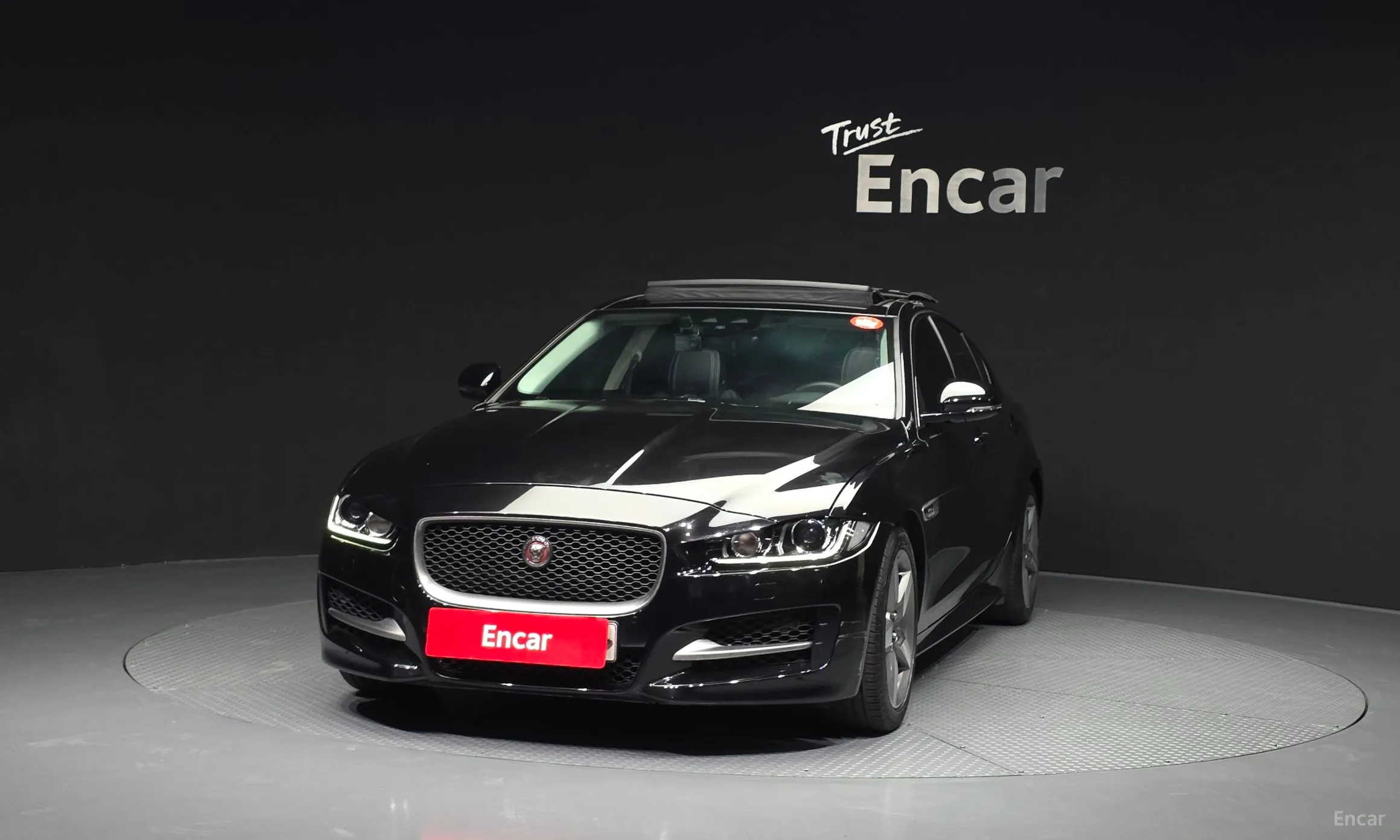 Jaguar XE превью 3