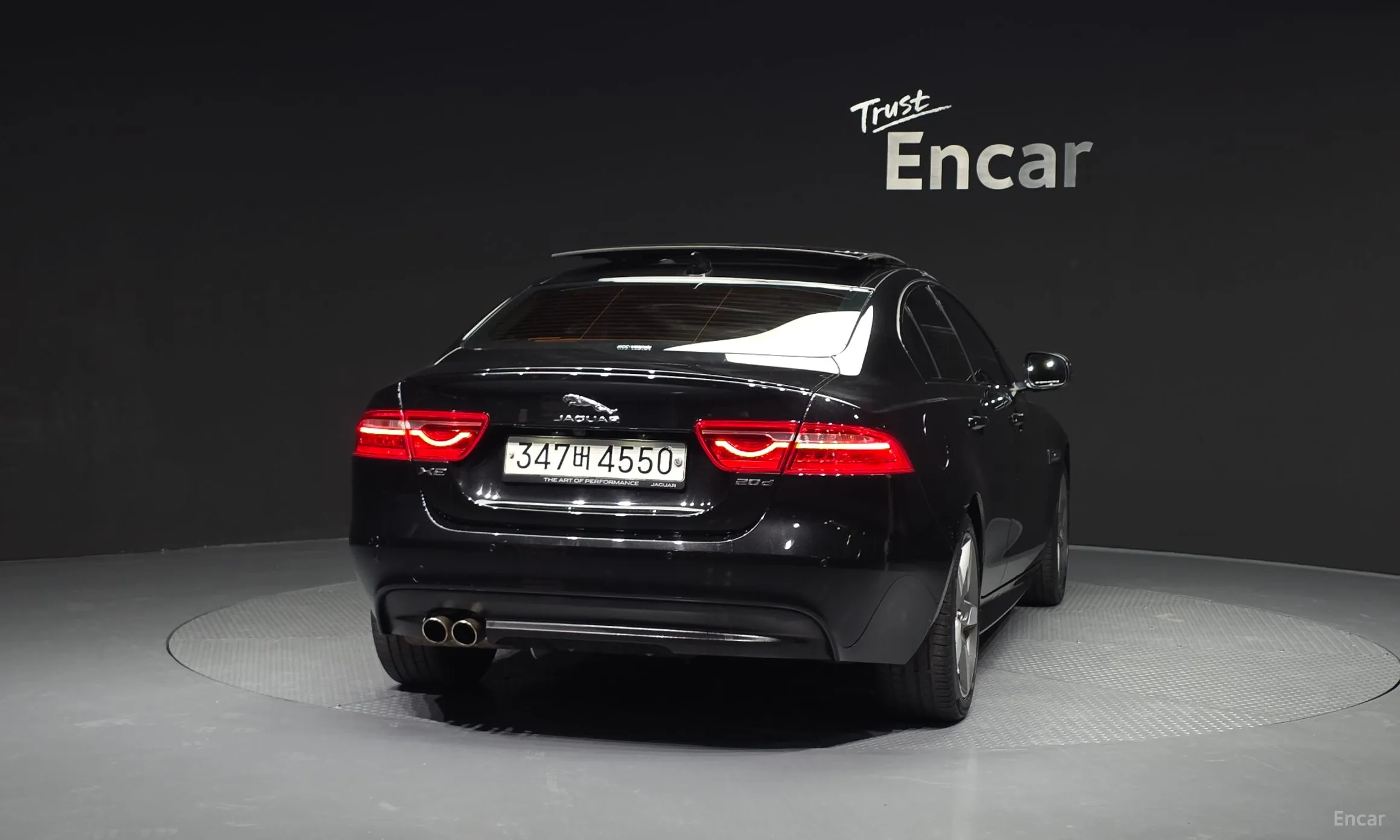 Jaguar XE превью 4