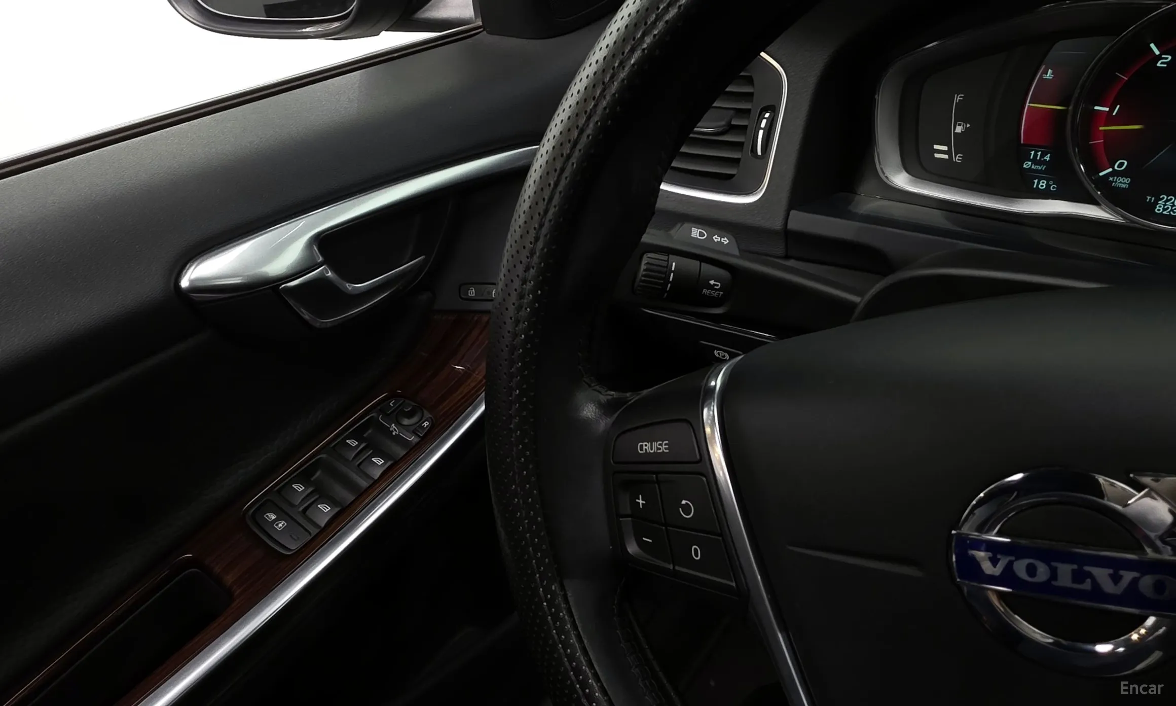 Volvo S60 превью 17