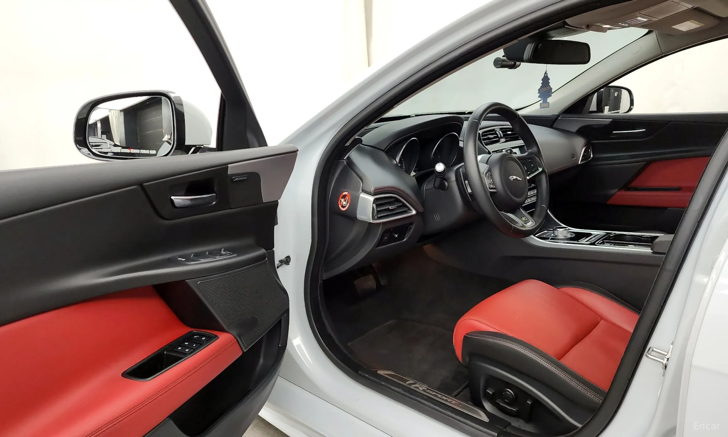 Jaguar XE превью 10