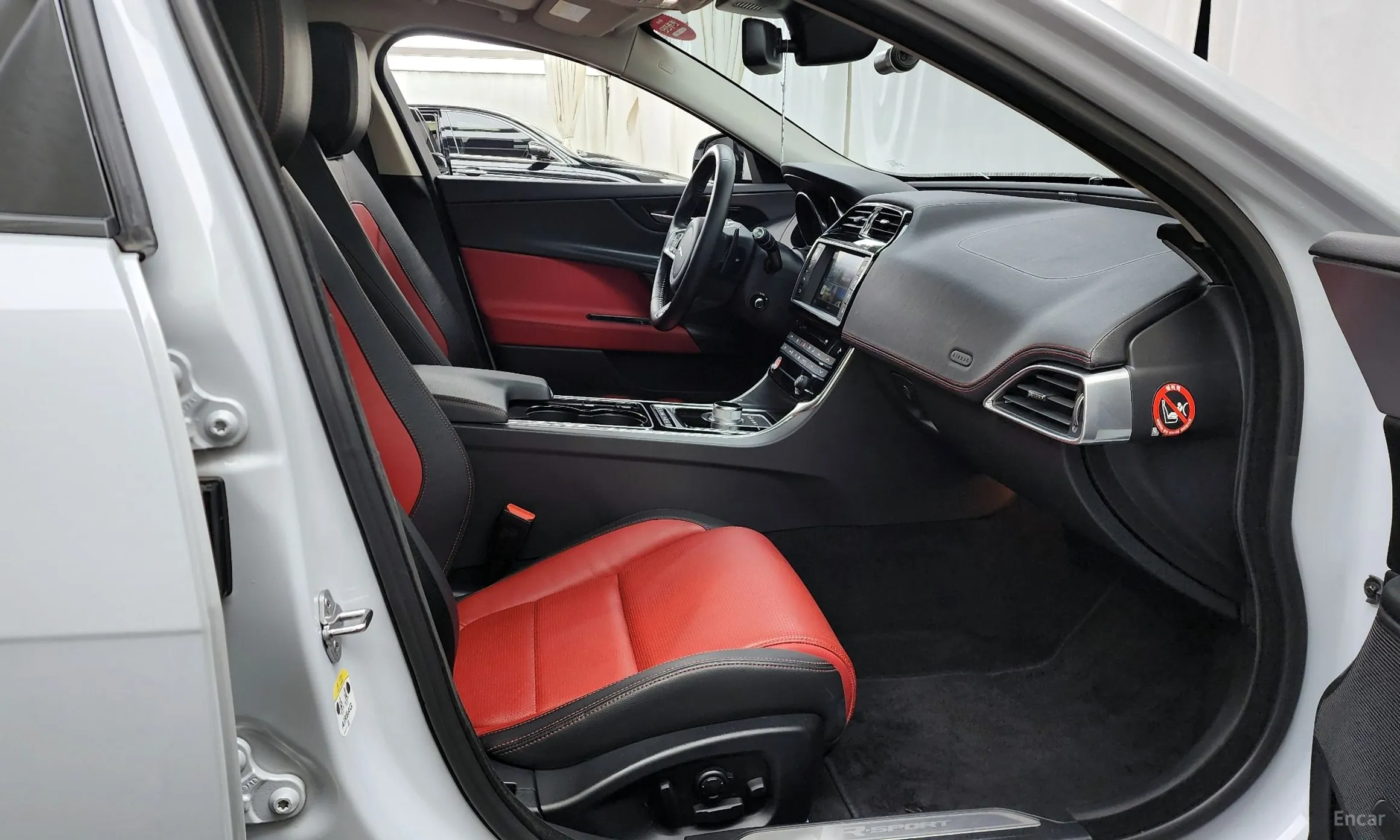 Jaguar XE превью 11