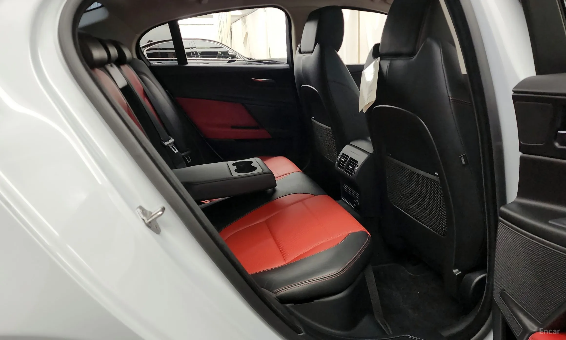 Jaguar XE превью 12