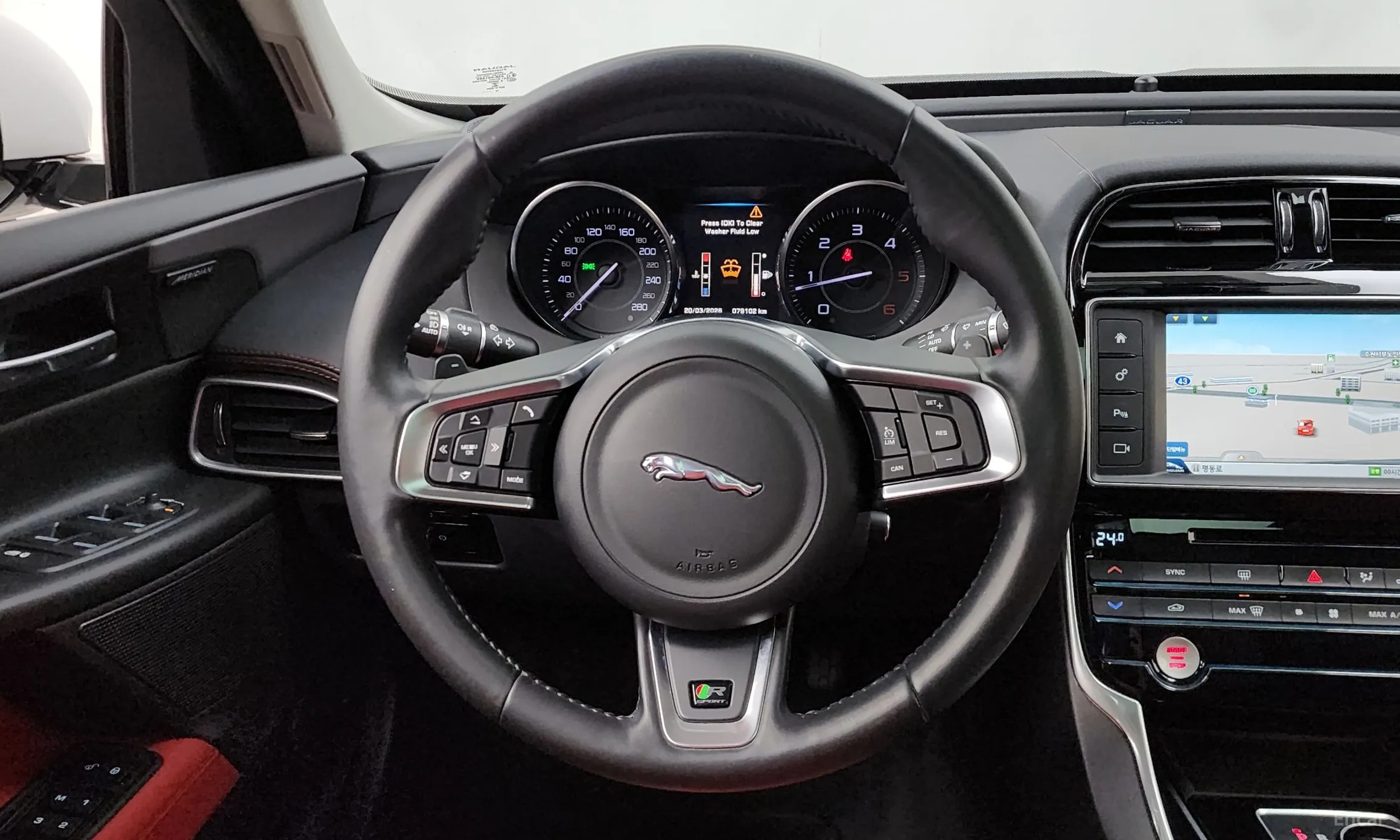 Jaguar XE превью 13