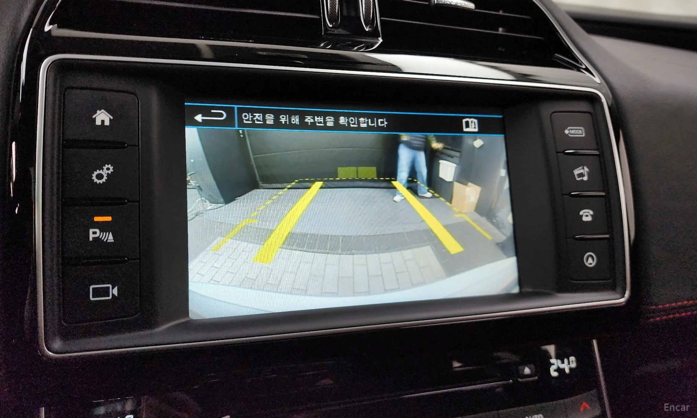 Jaguar XE превью 15