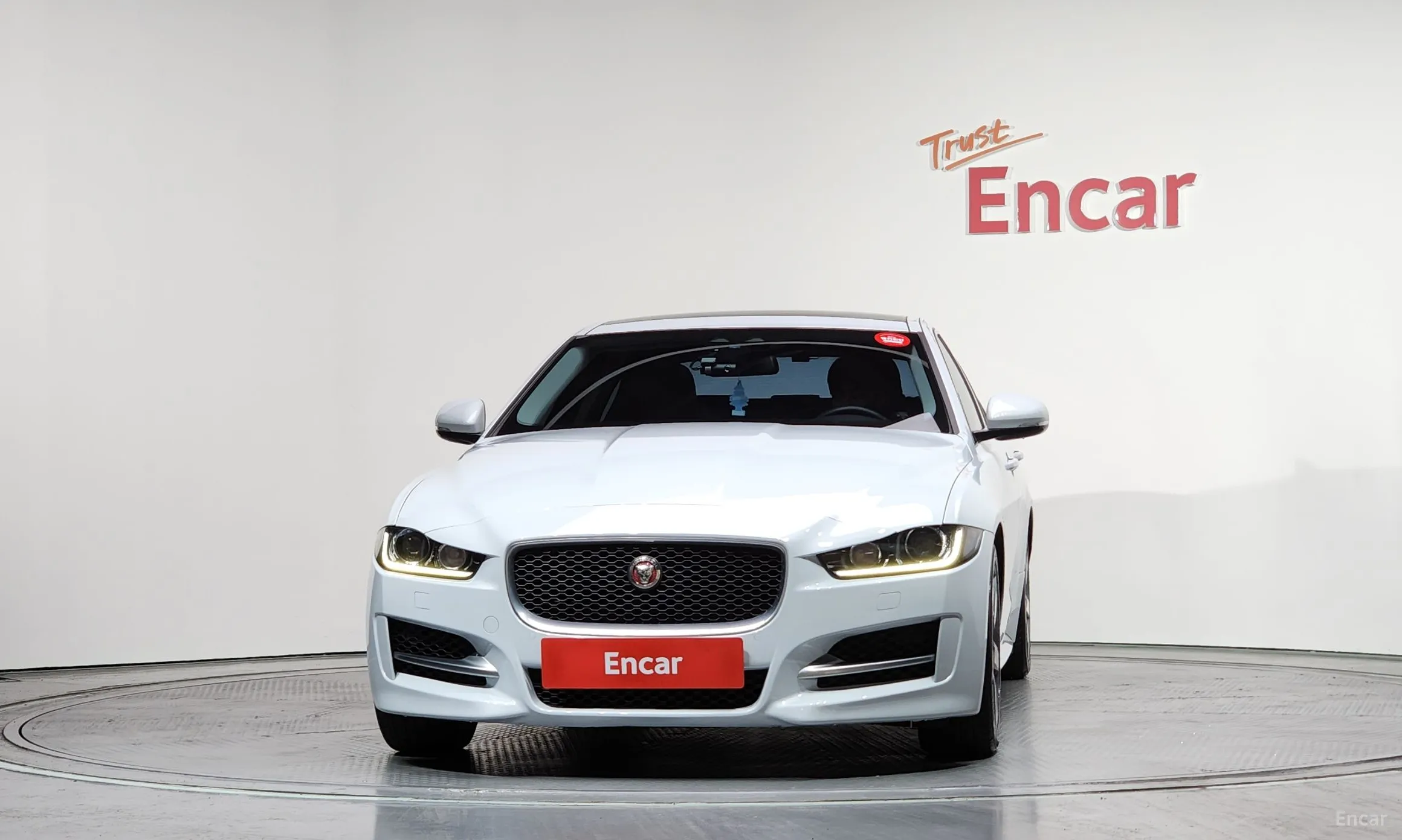 Jaguar XE превью 3