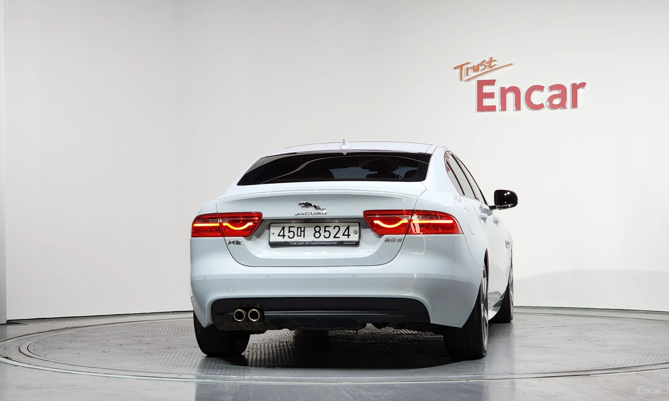 Jaguar XE превью 4