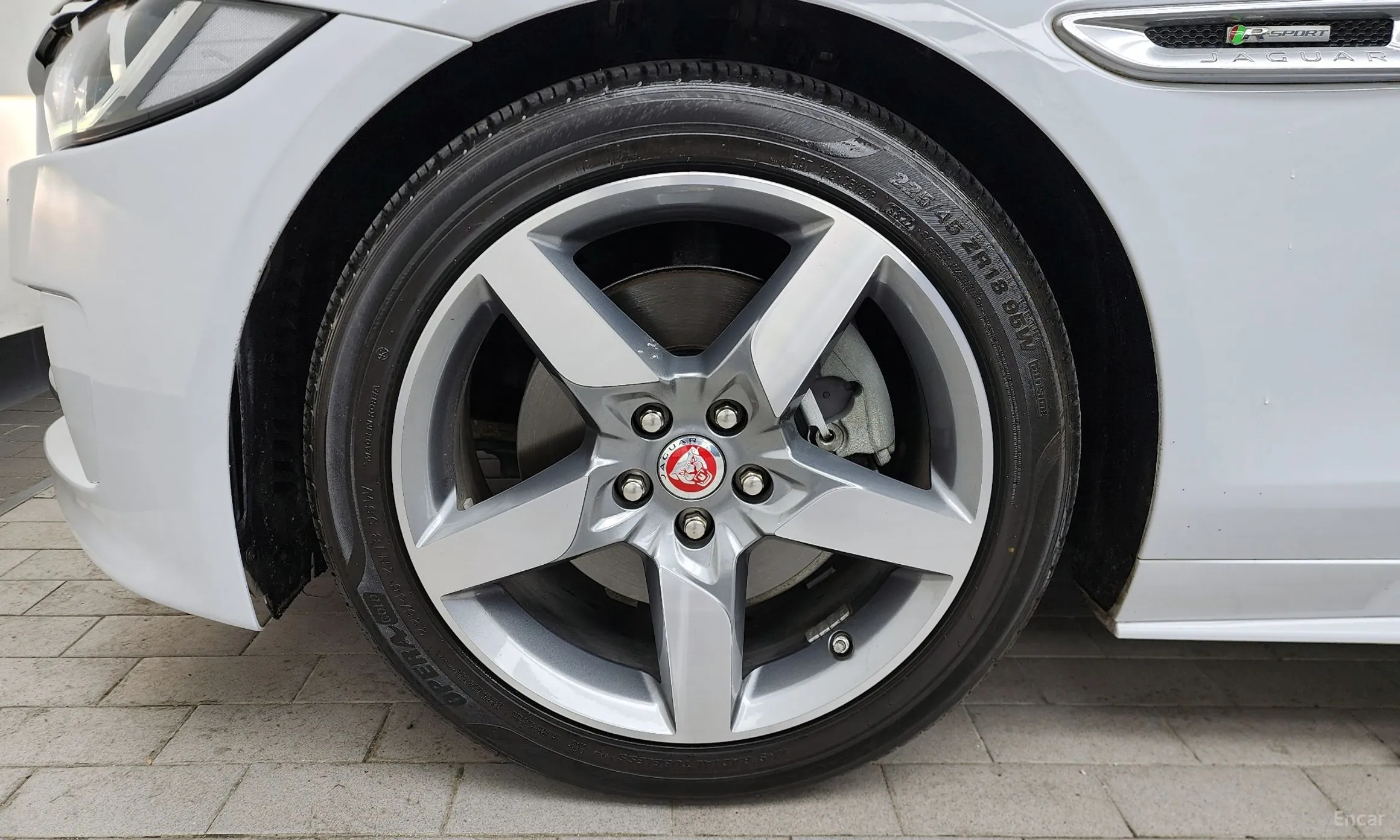 Jaguar XE превью 5