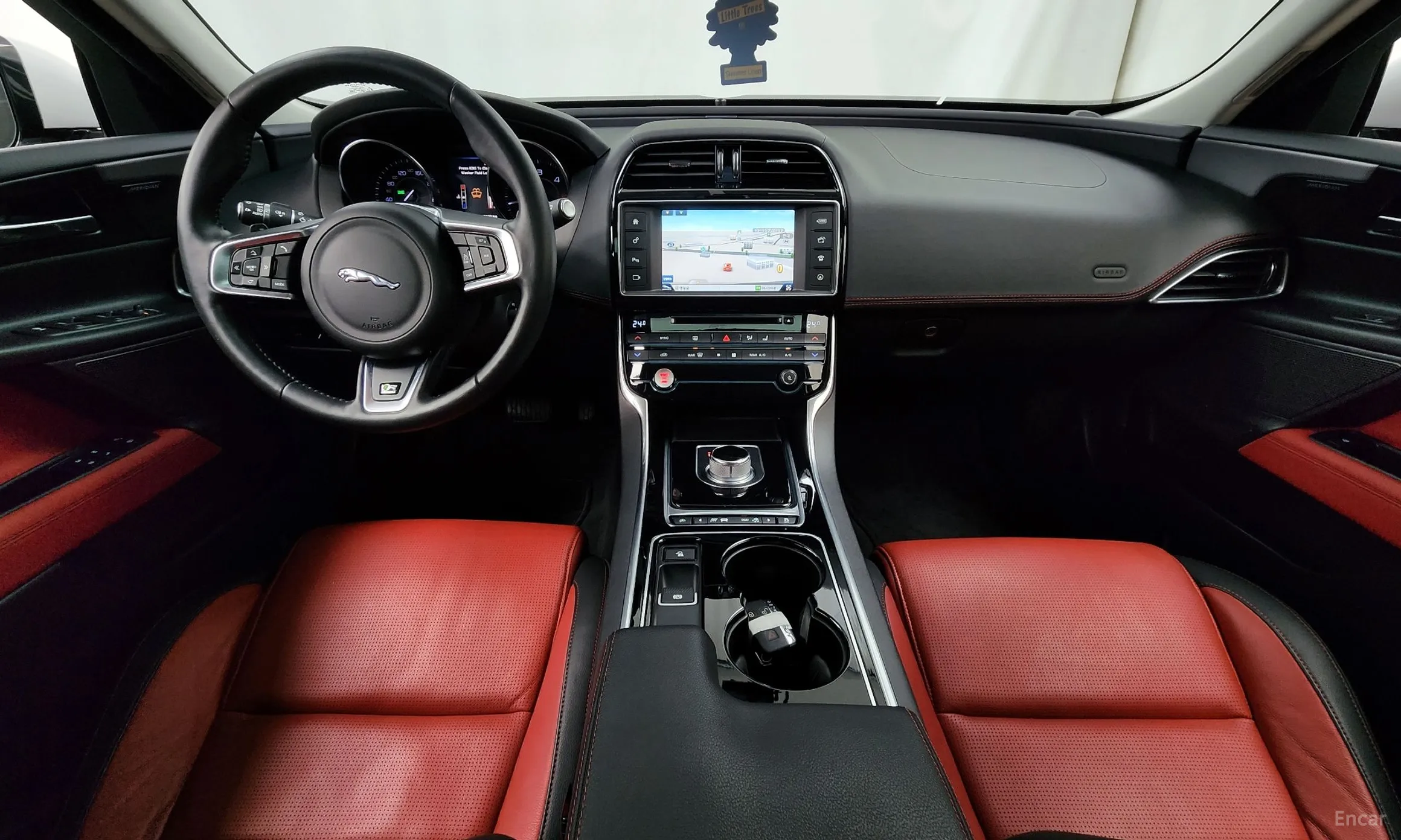Jaguar XE превью 7