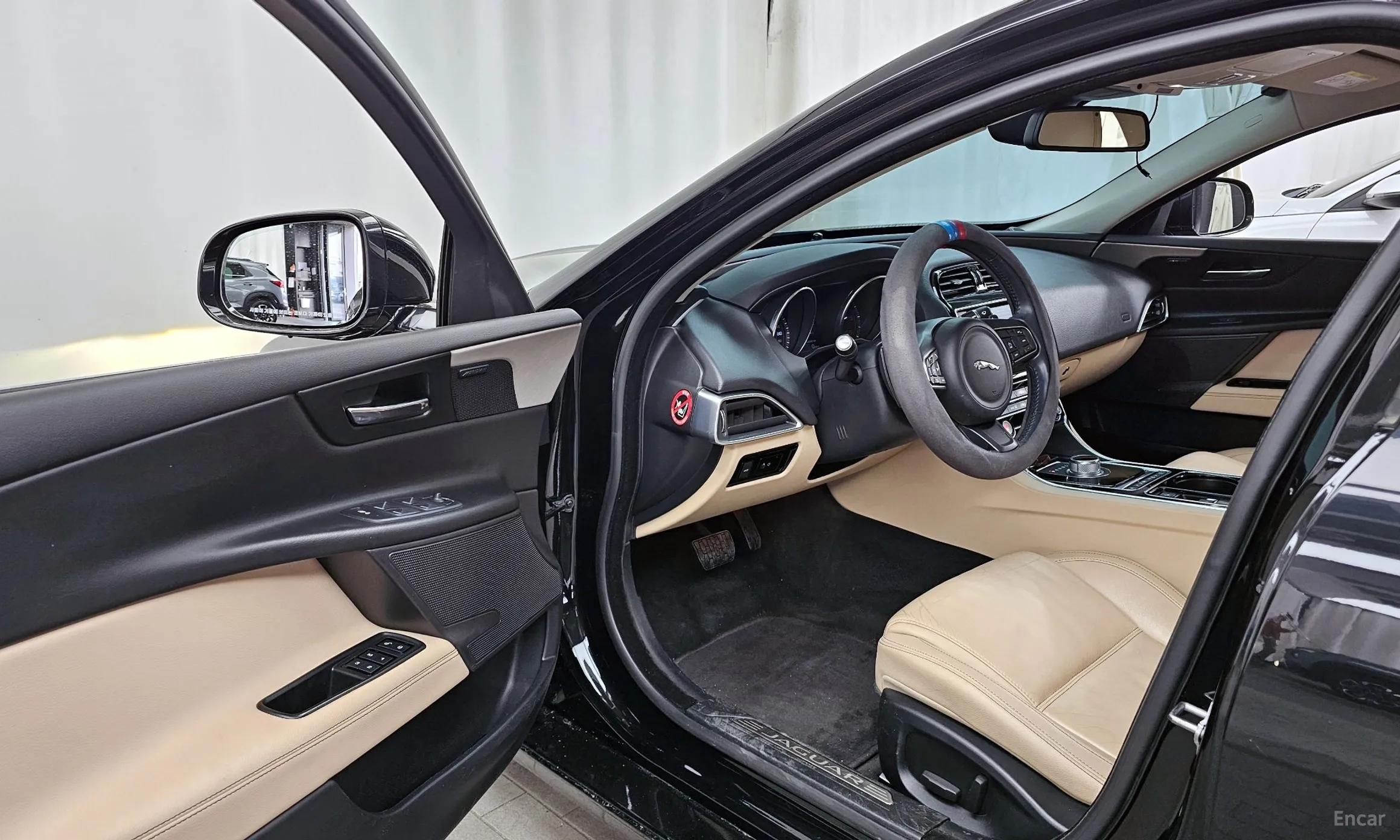 Jaguar XE превью 10