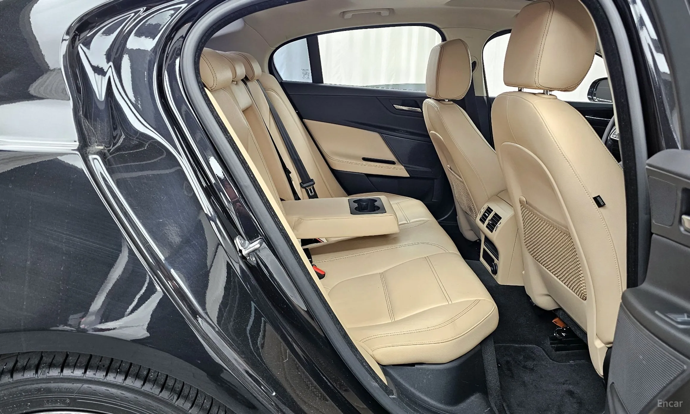 Jaguar XE превью 12