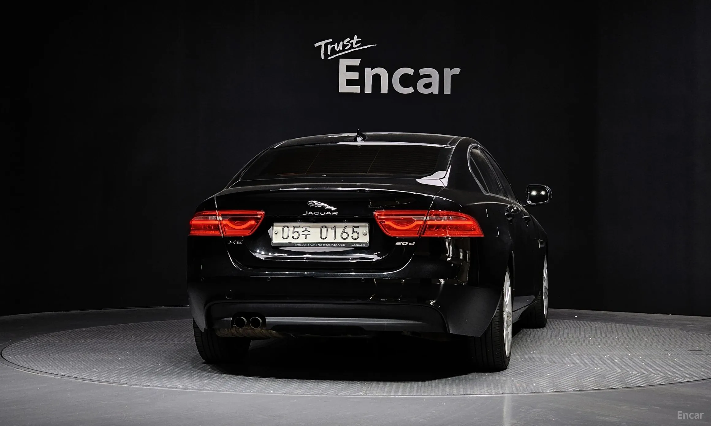 Jaguar XE превью 4