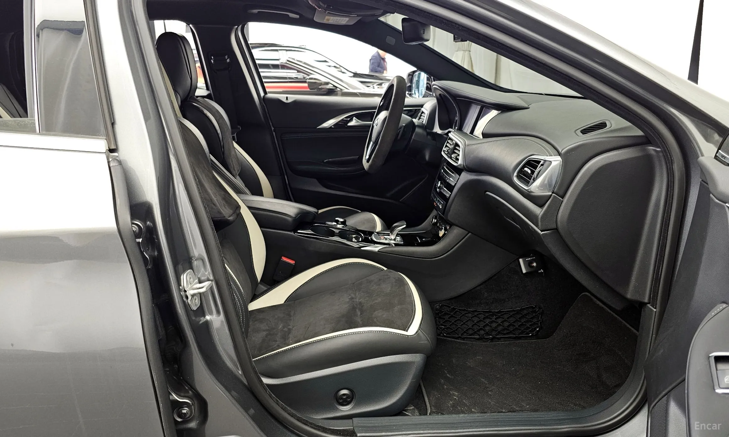 Infiniti Q30 превью 11