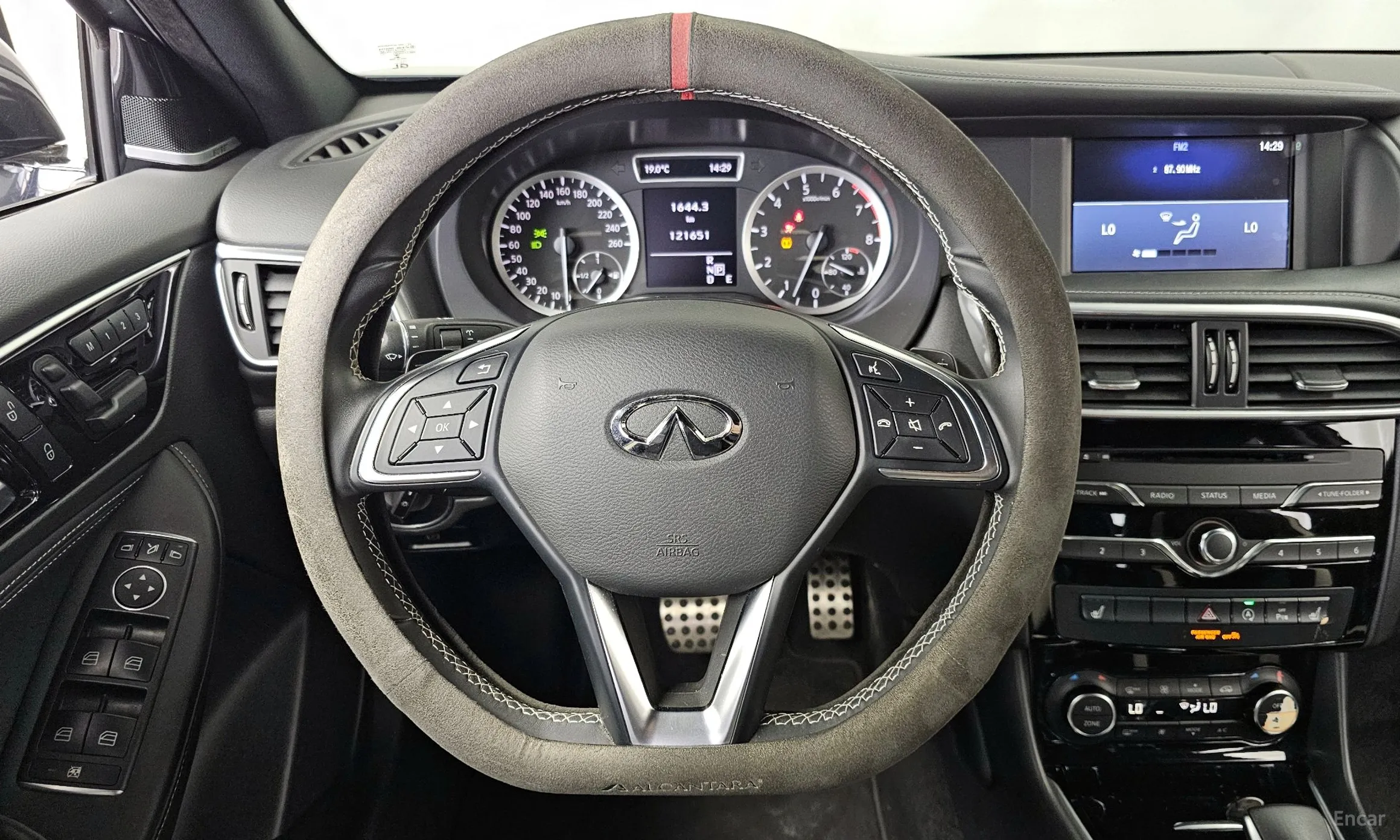 Infiniti Q30 превью 13
