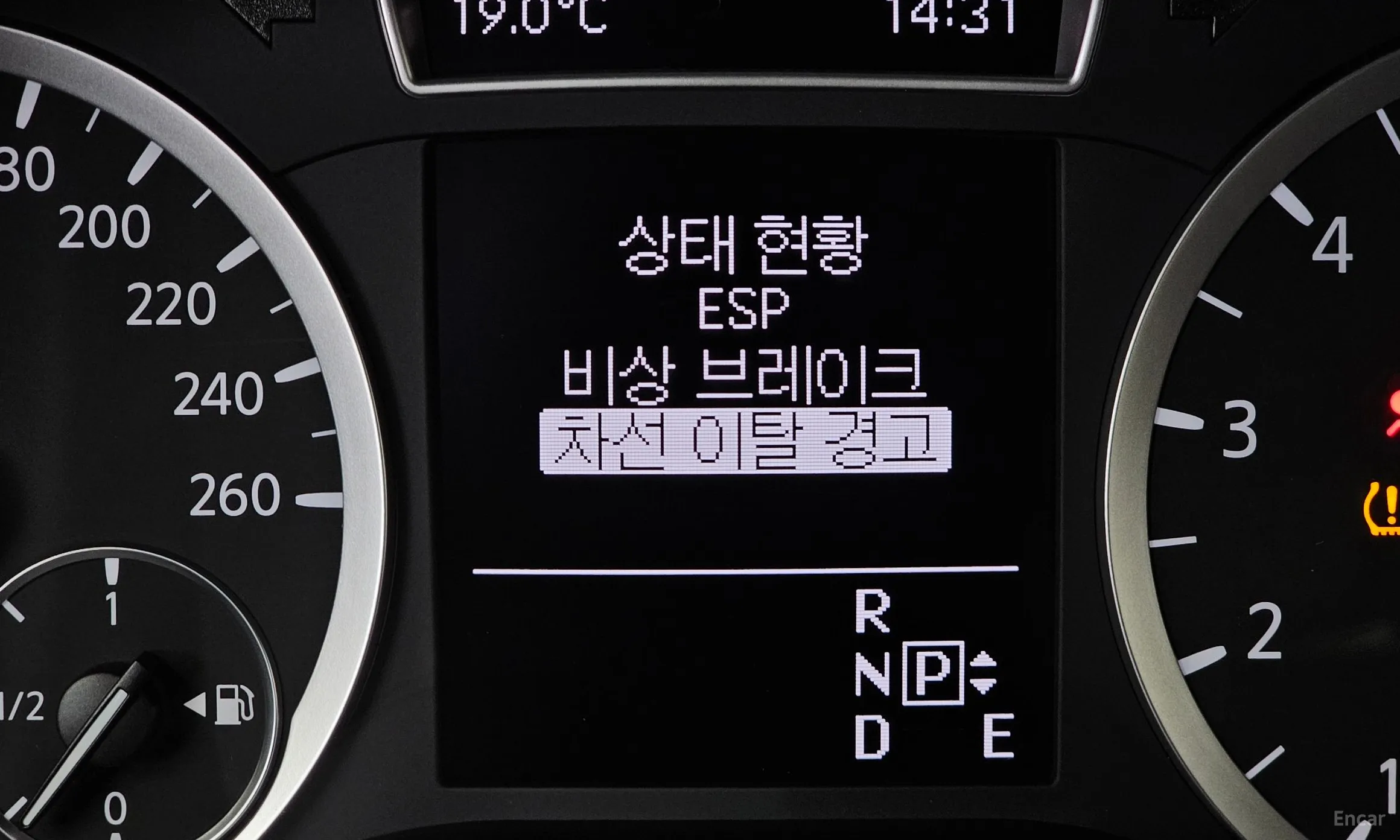 Infiniti Q30 превью 16