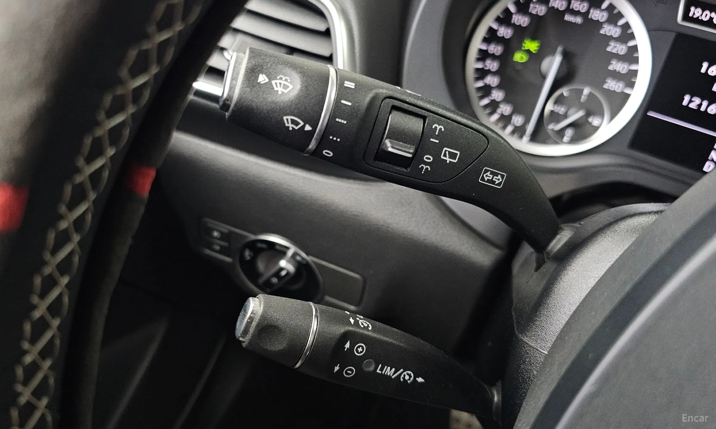 Infiniti Q30 превью 19