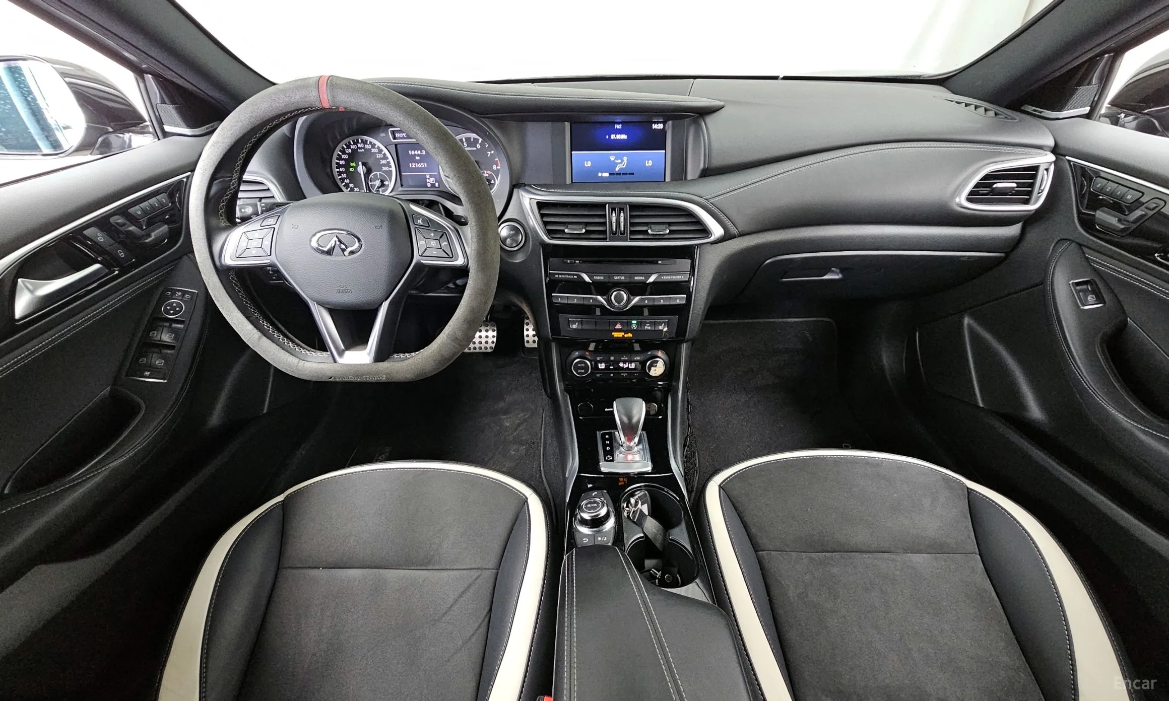 Infiniti Q30 превью 7
