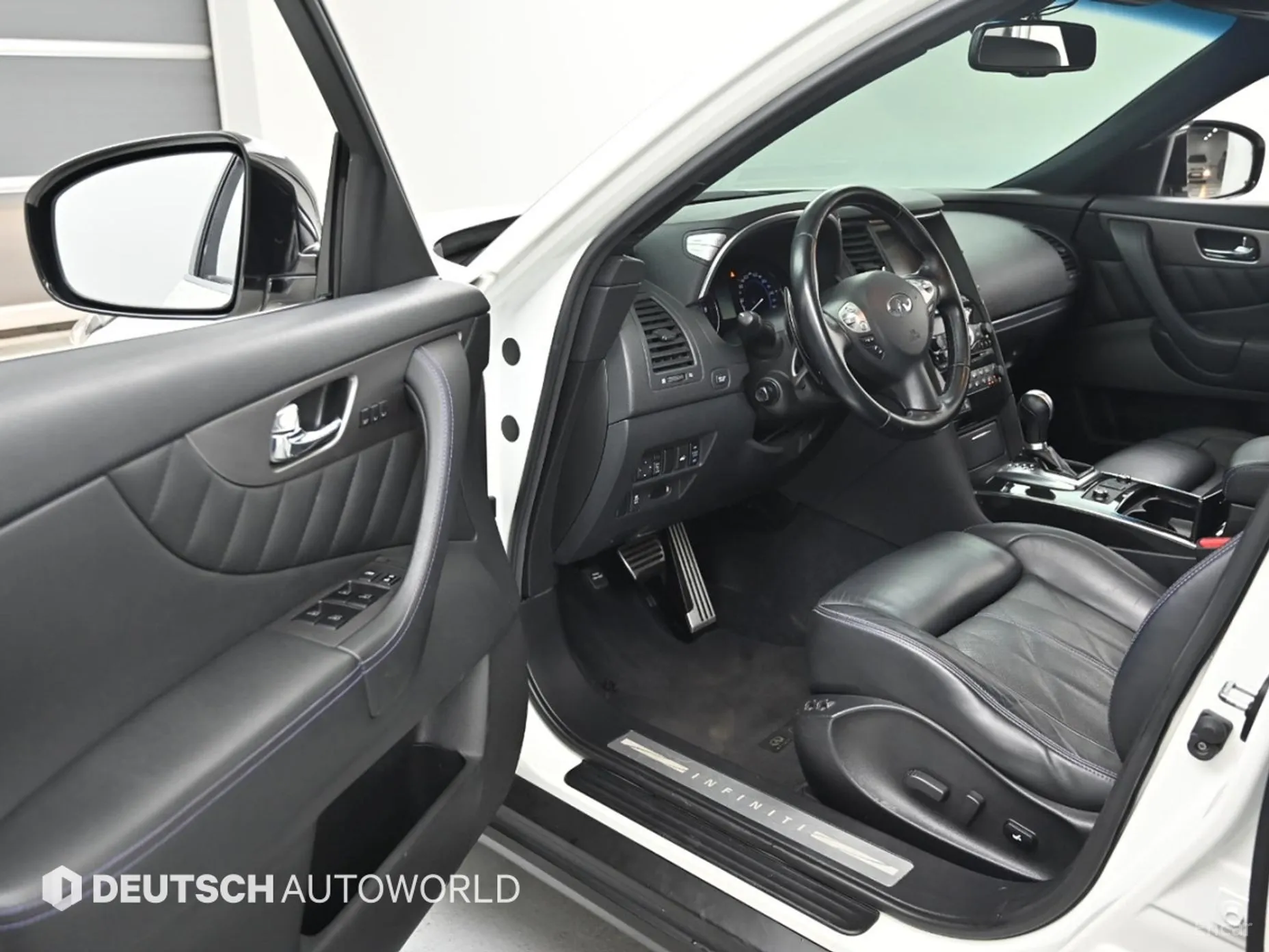 Infiniti QX70 превью 11