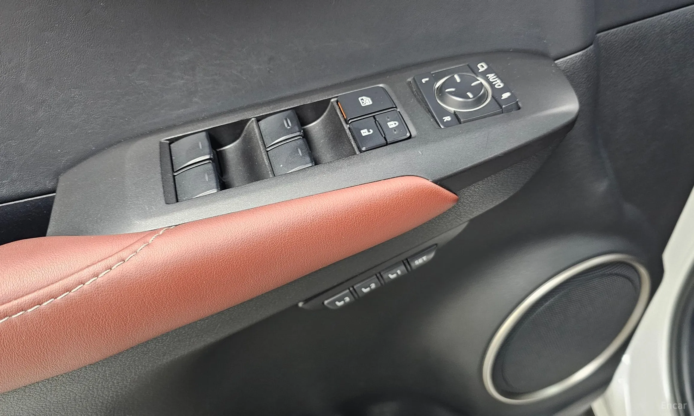 Lexus NX300h превью 15