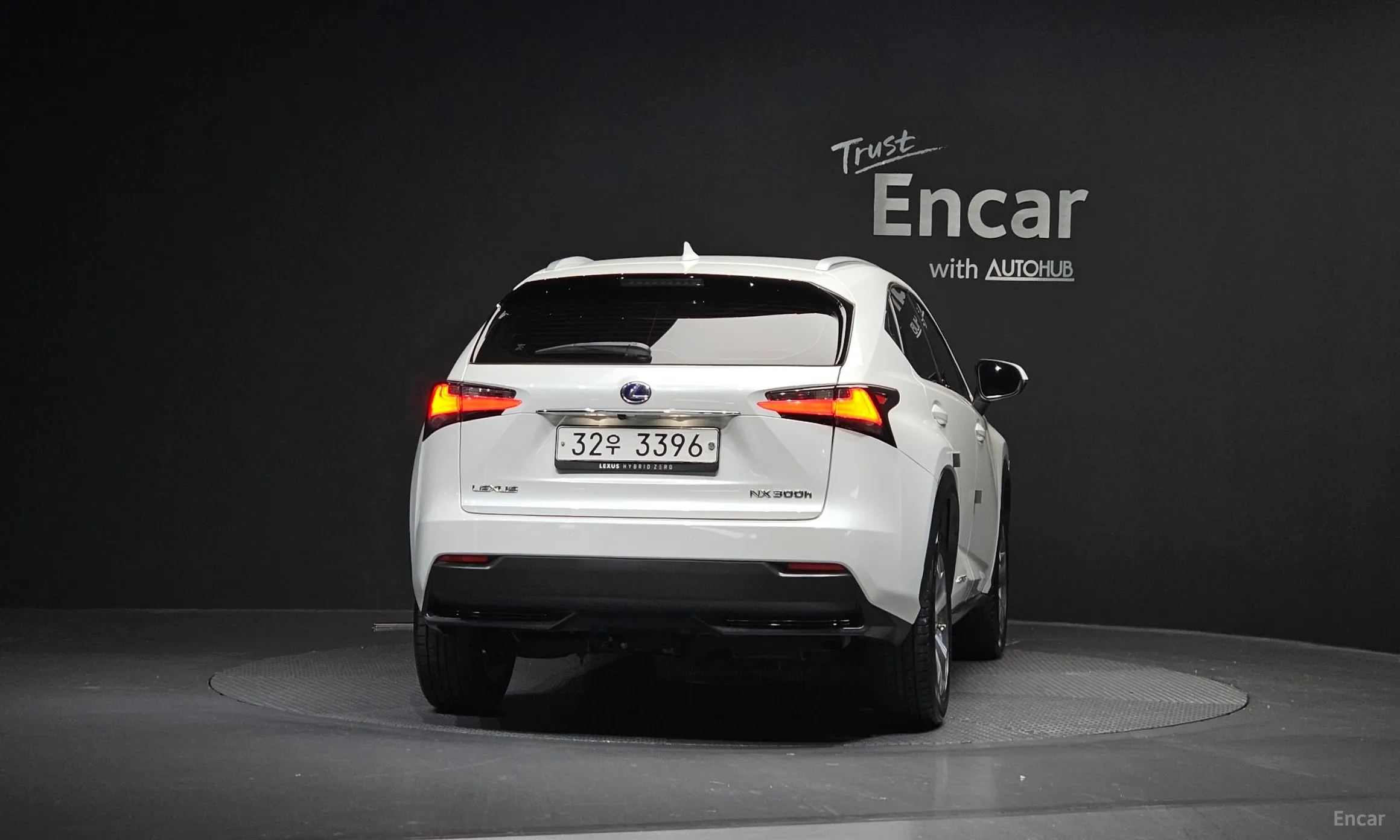 Lexus NX300h превью 4