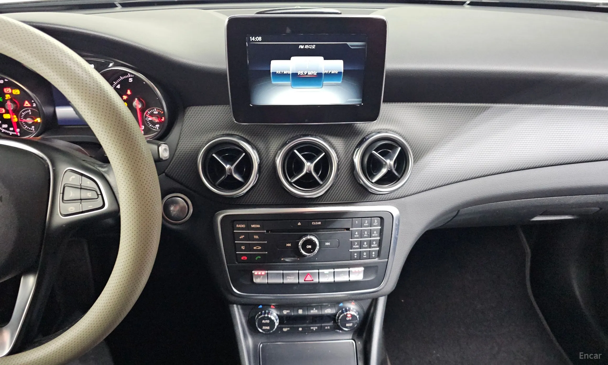 Mercedes Benz GLA-Class X156 превью 16