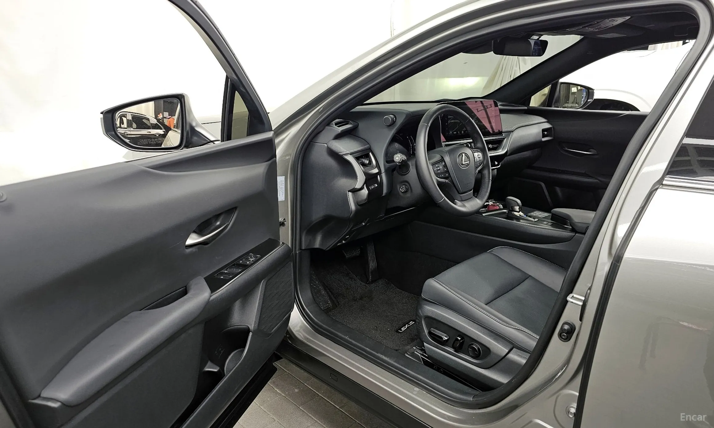 Lexus UX300h превью 10