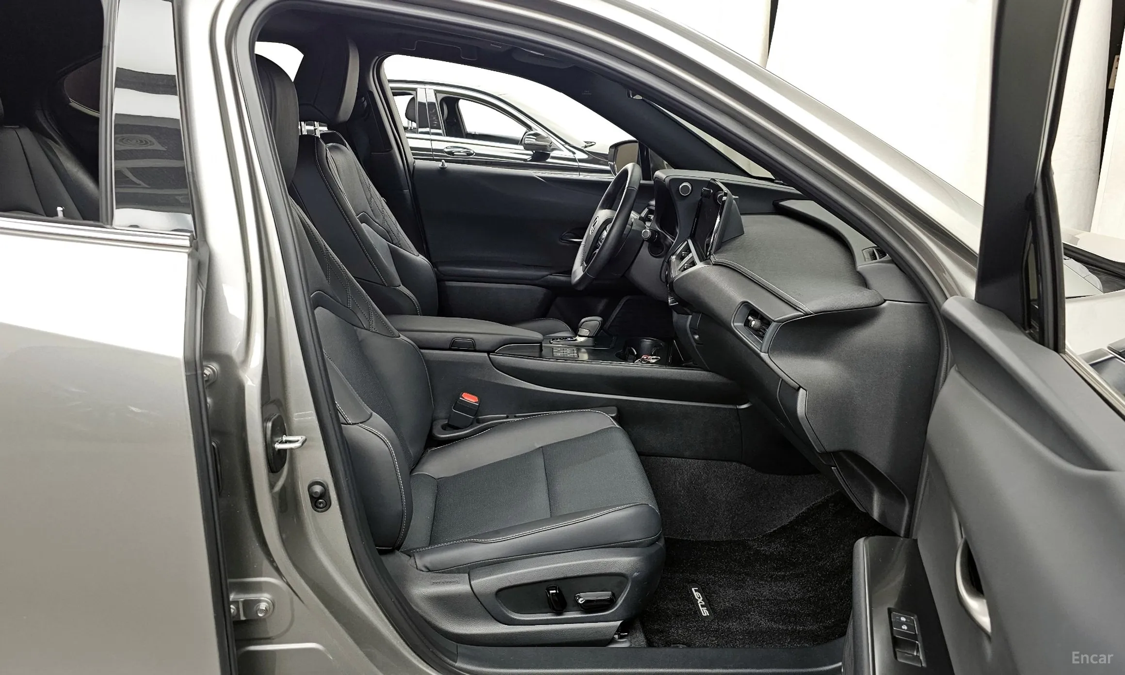 Lexus UX300h превью 11