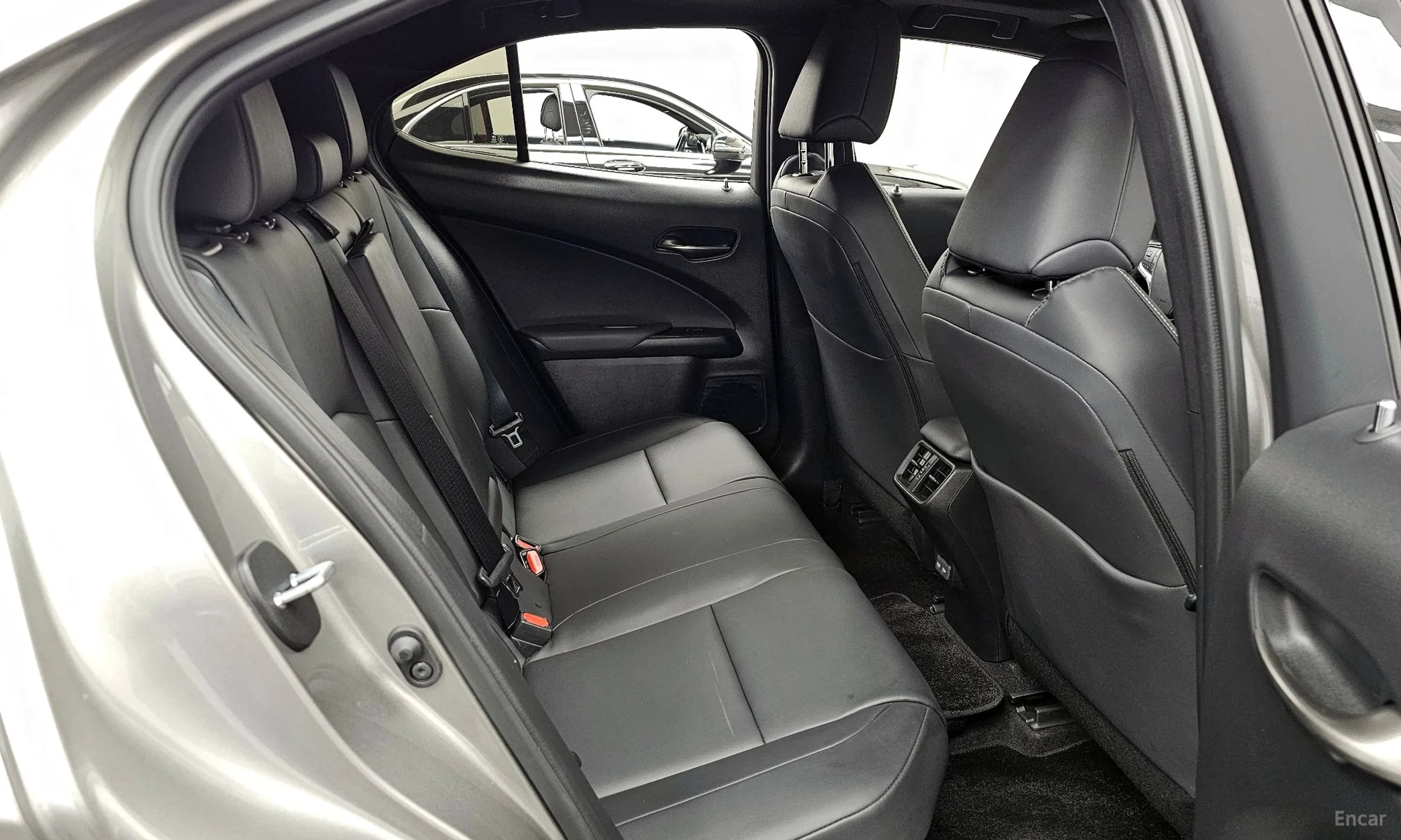 Lexus UX300h превью 12