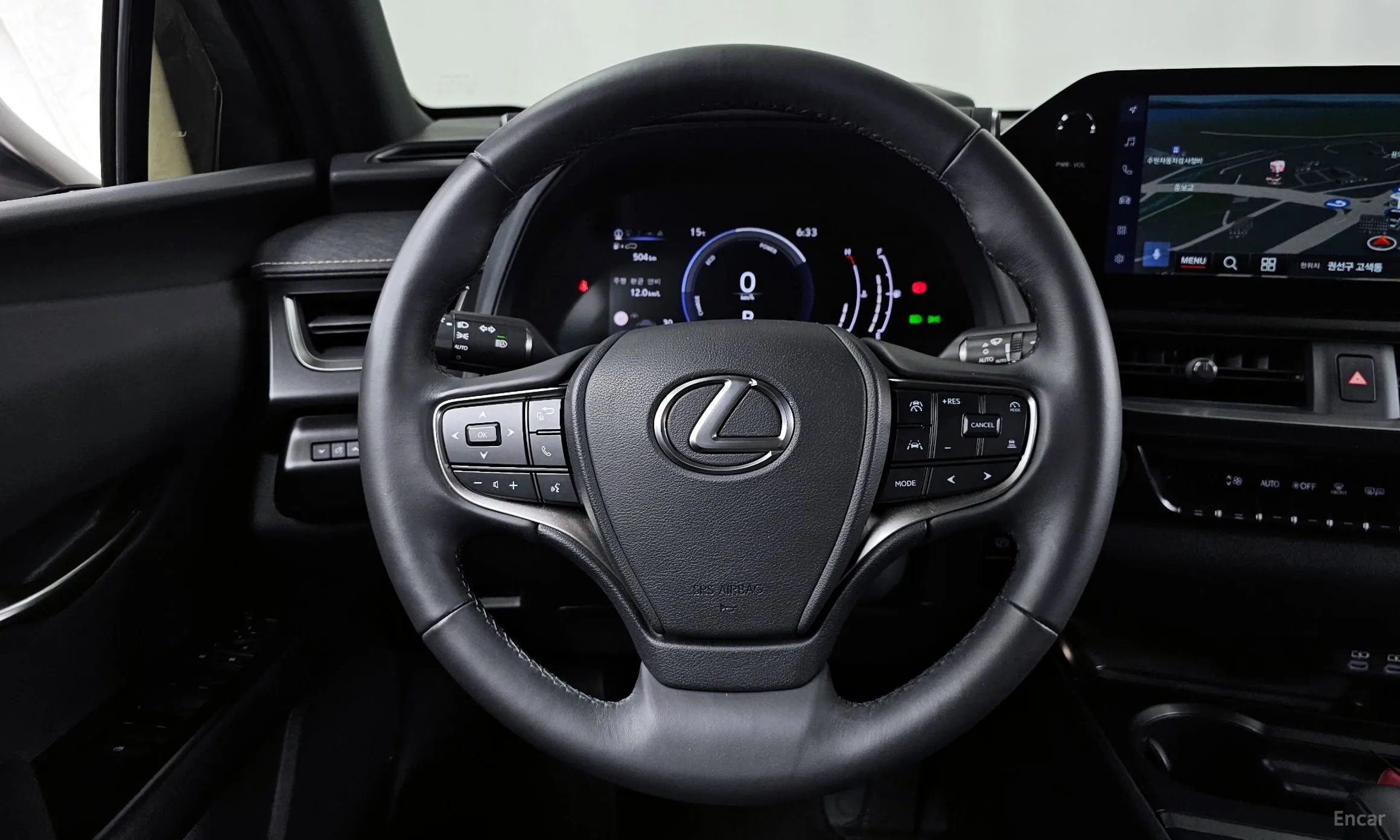 Lexus UX300h превью 13