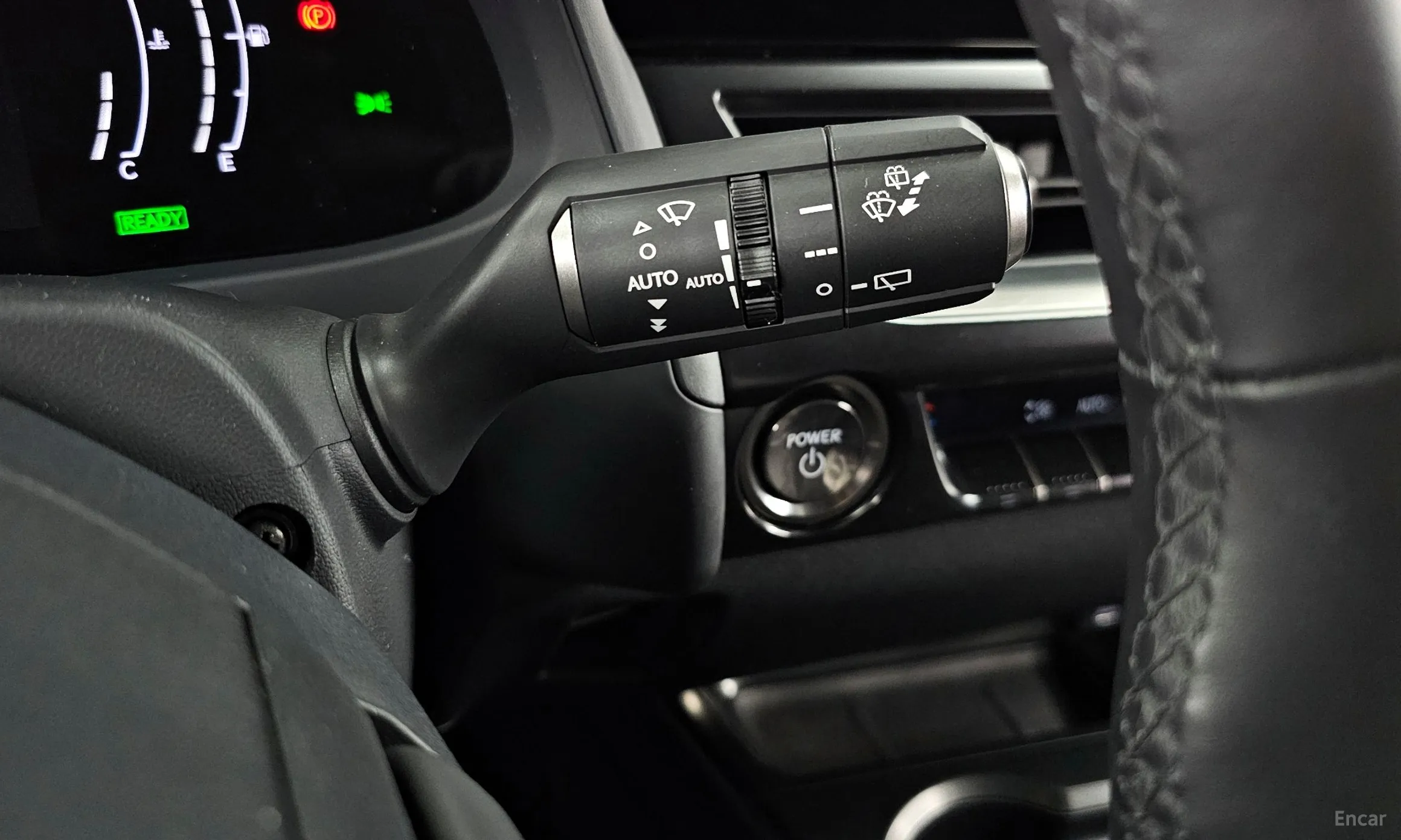 Lexus UX300h превью 14