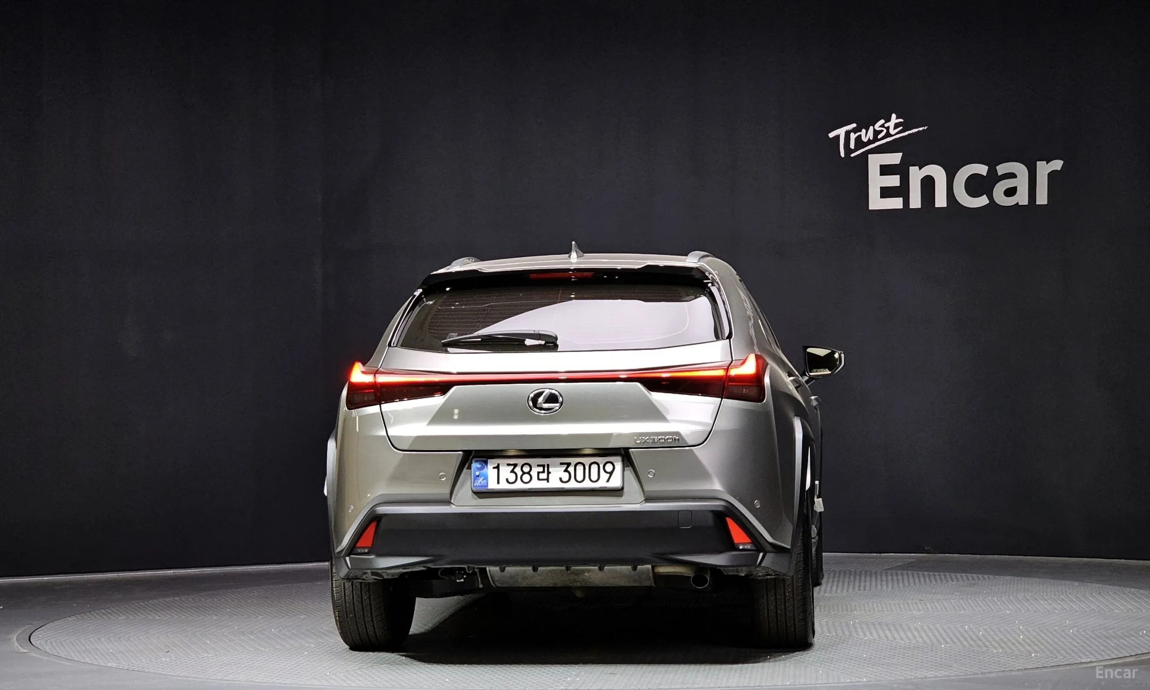 Lexus UX300h превью 4