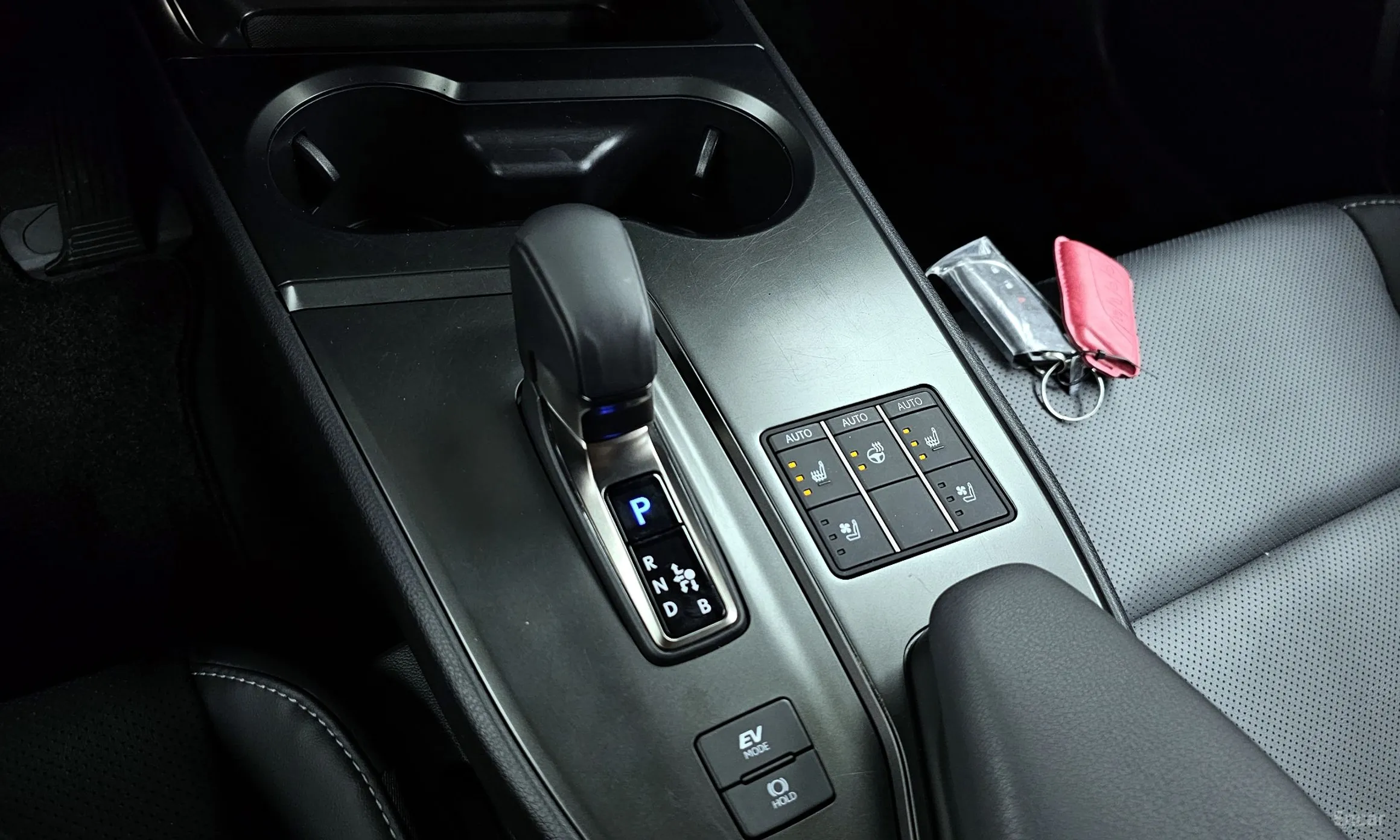 Lexus UX300h превью 9