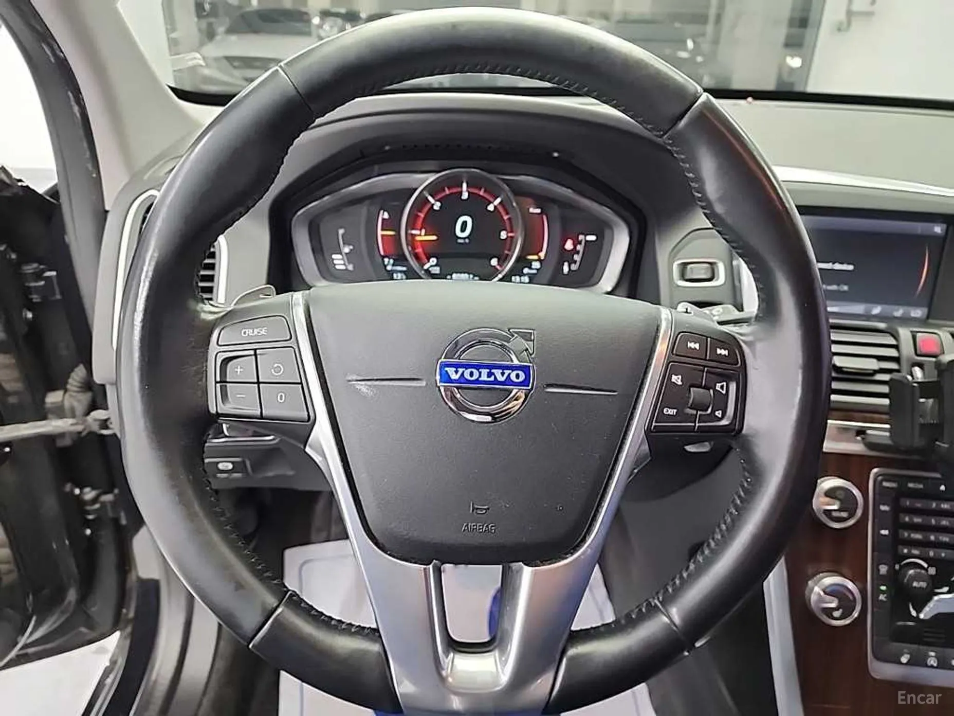 Volvo XC60 превью 11