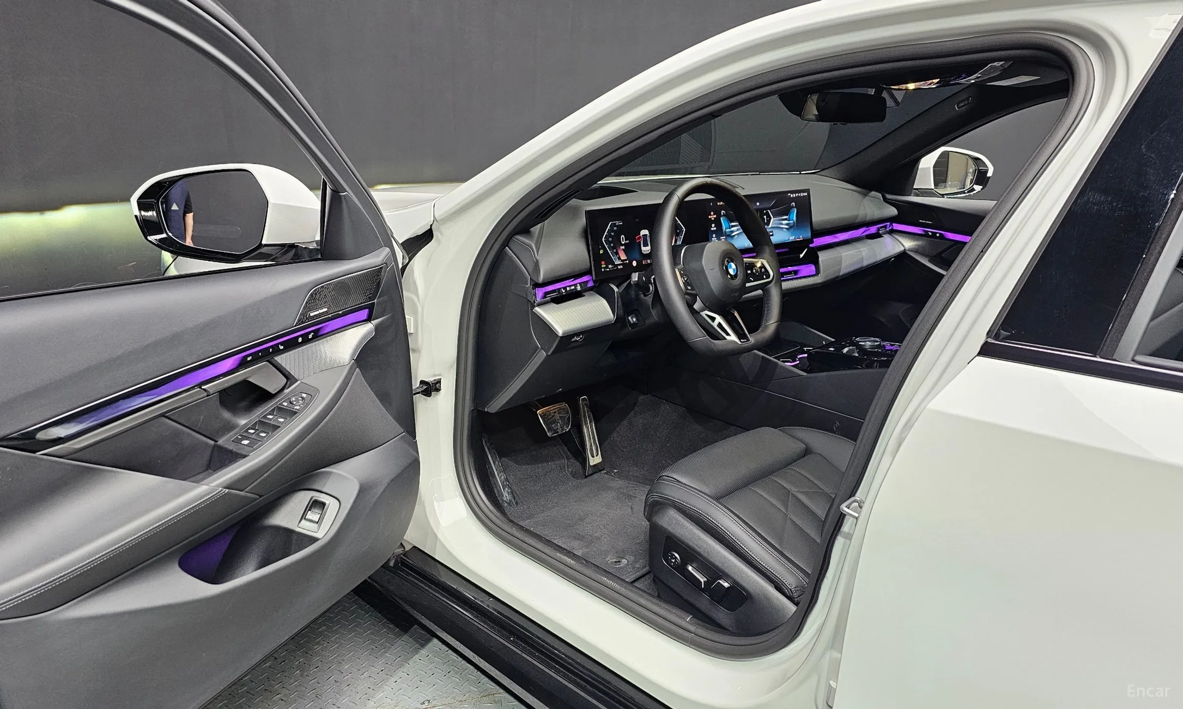BMW 5 Series (G60) превью 11