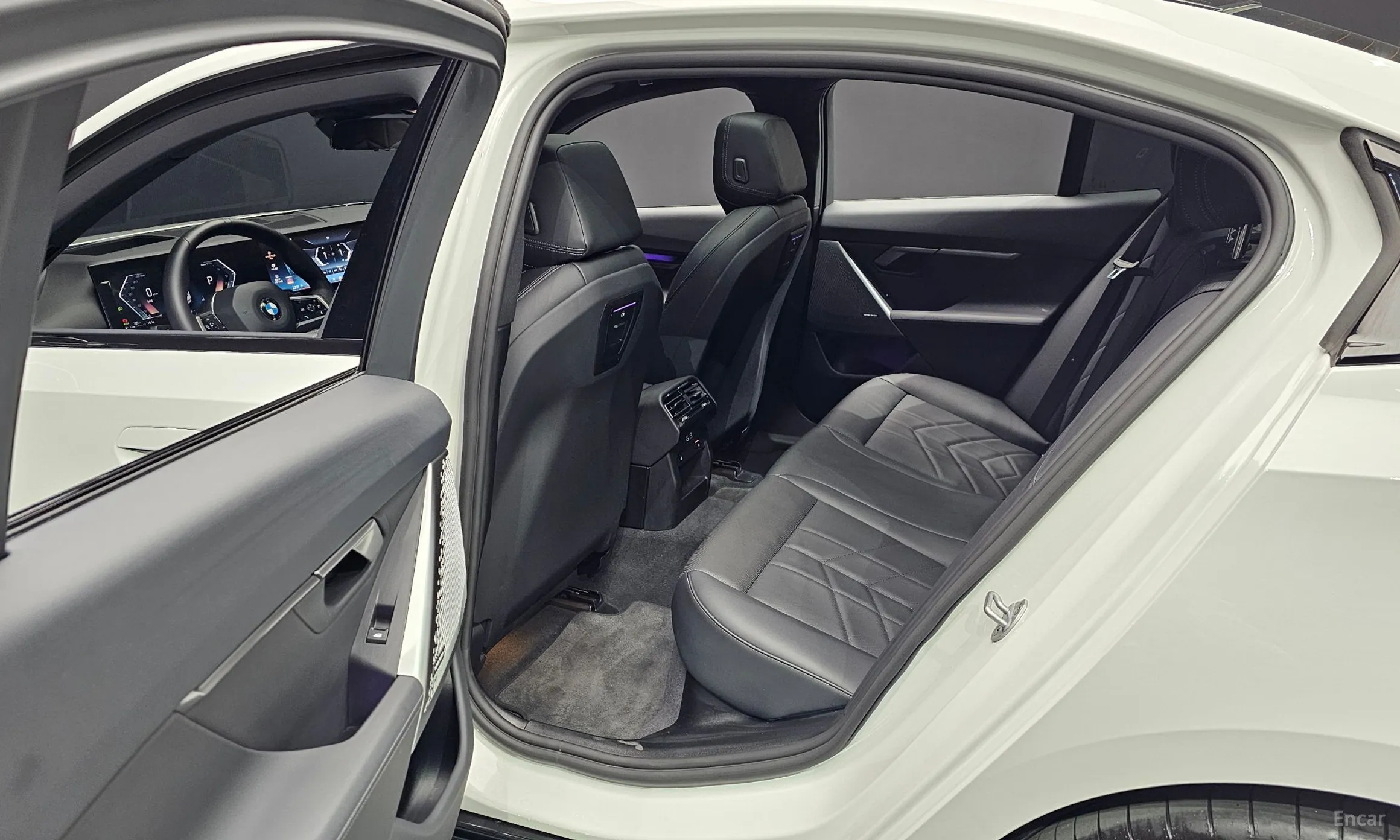 BMW 5 Series (G60) превью 12