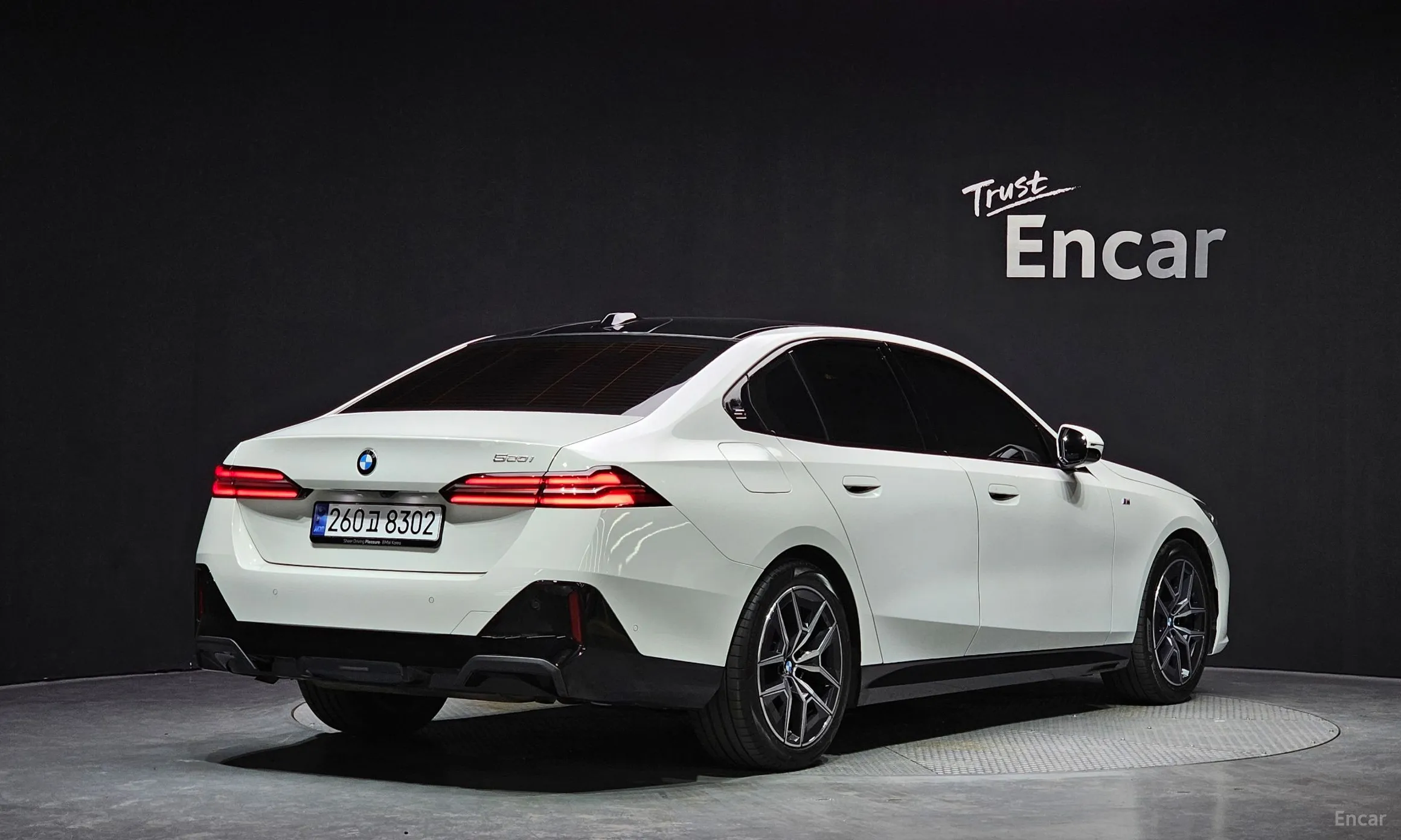 BMW 5 Series (G60) превью 2