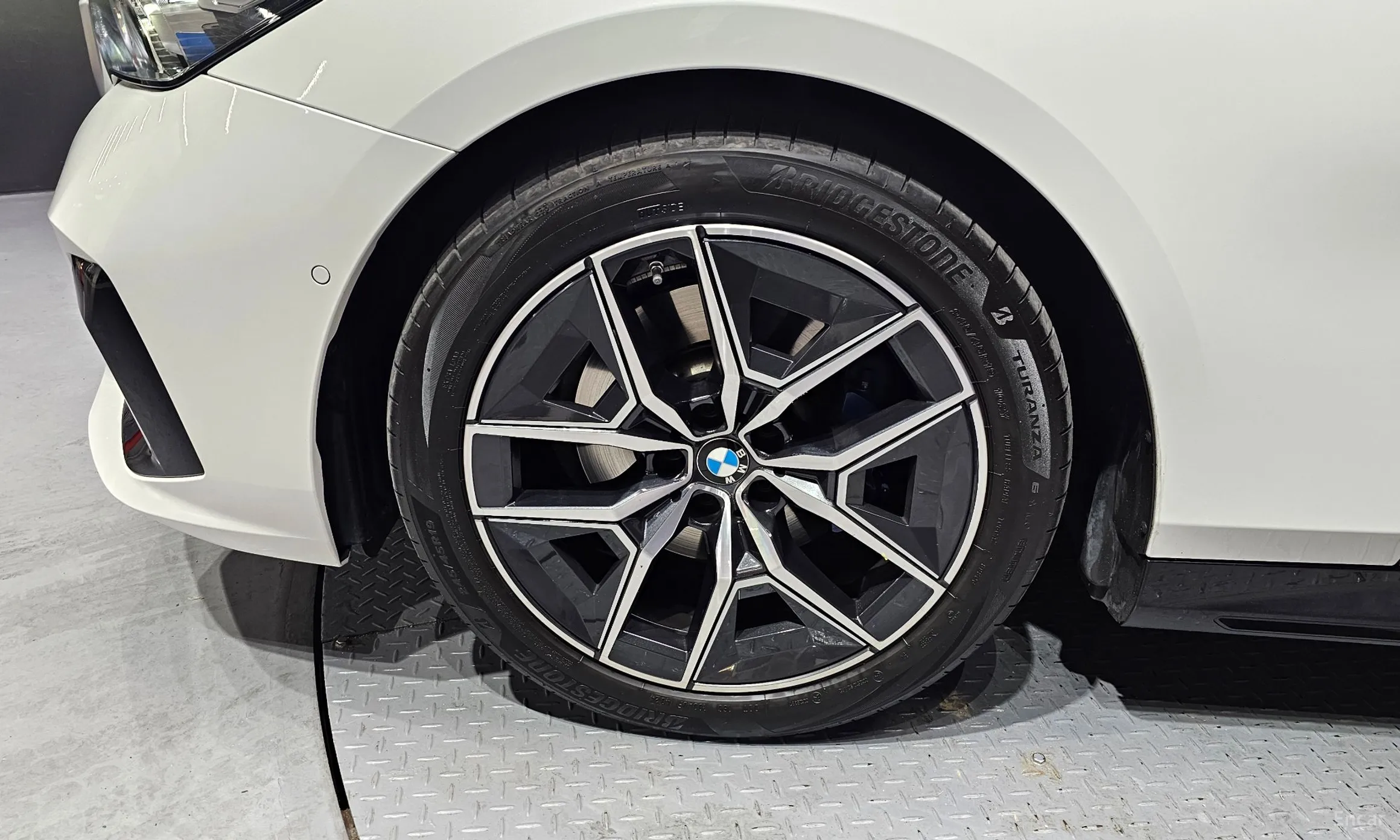 BMW 5 Series (G60) превью 5