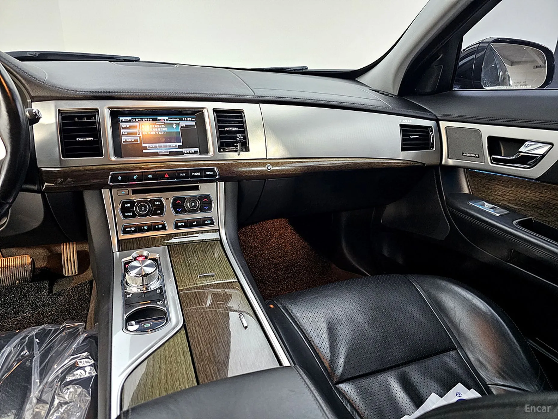 Jaguar New XF превью 10