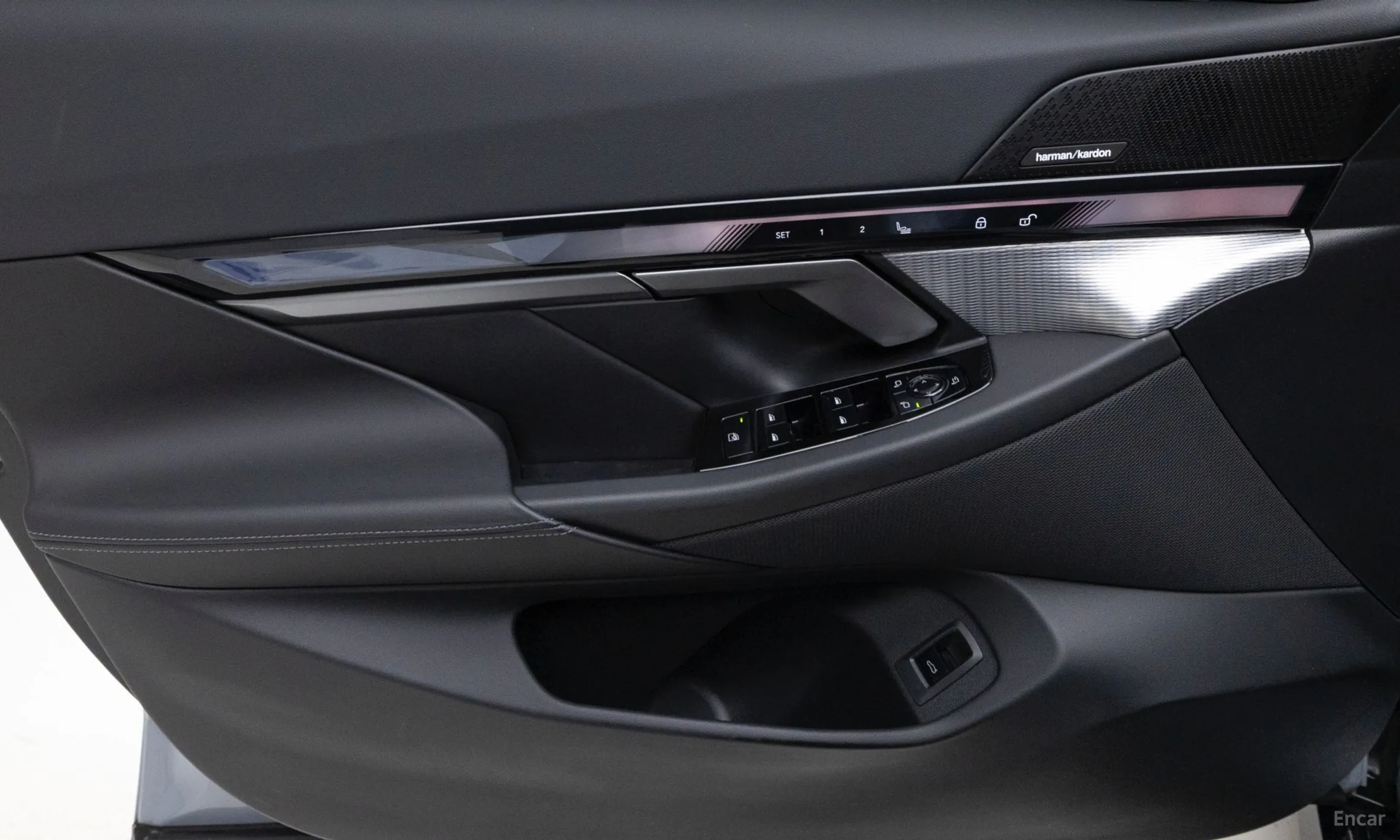 BMW 5 Series (G60) превью 12