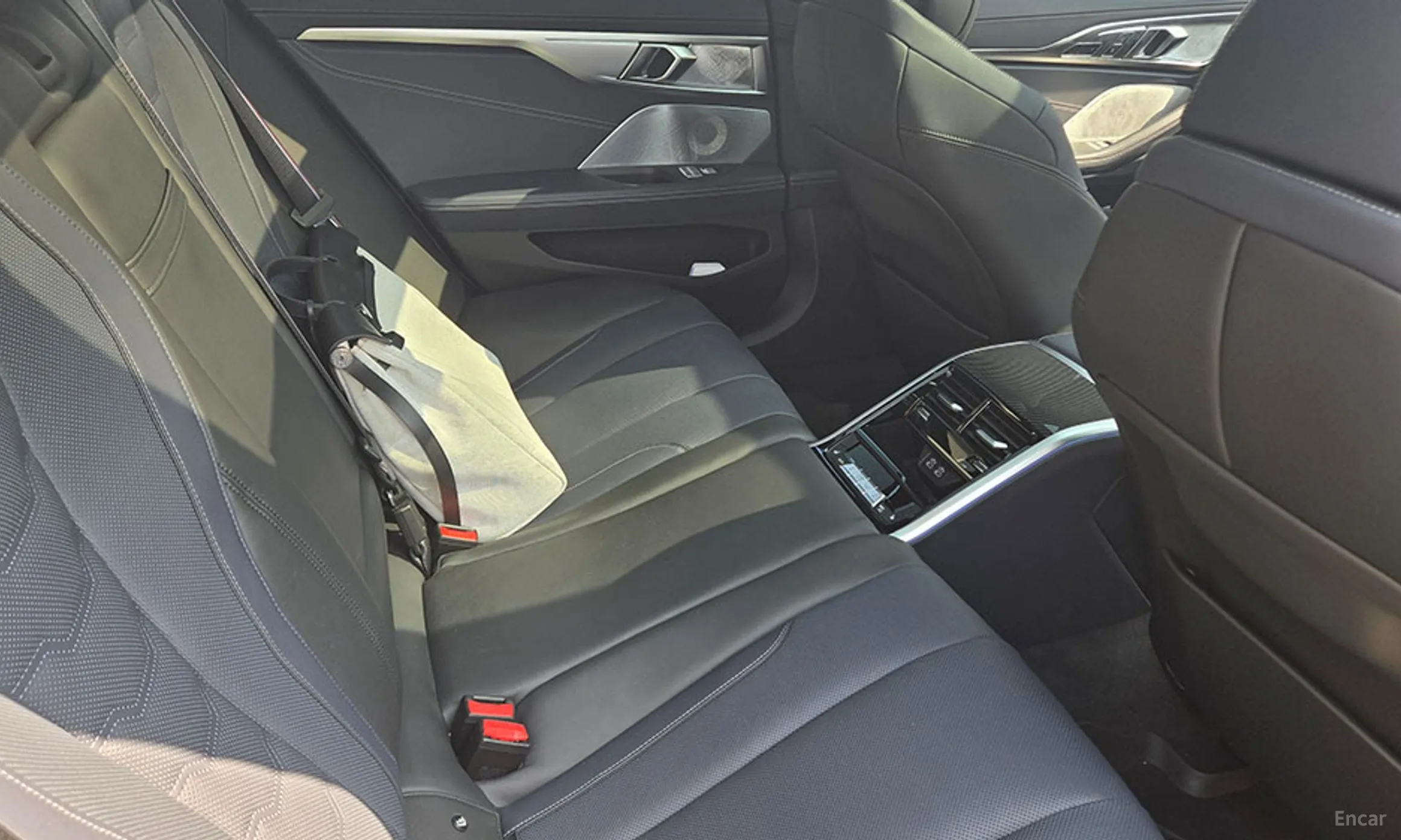 BMW 8-series (G15) превью 6