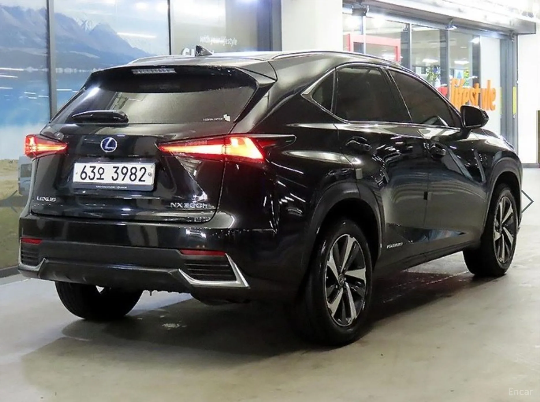 Lexus NX300h превью 4