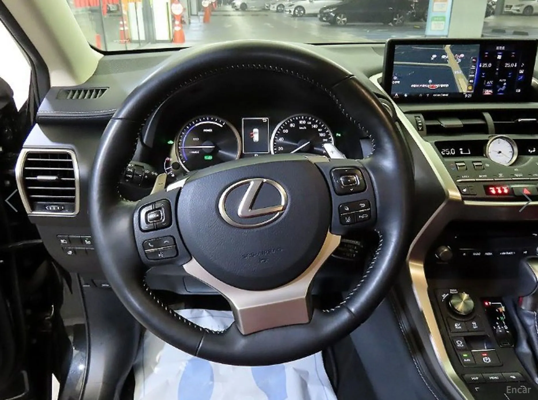Lexus NX300h превью 8