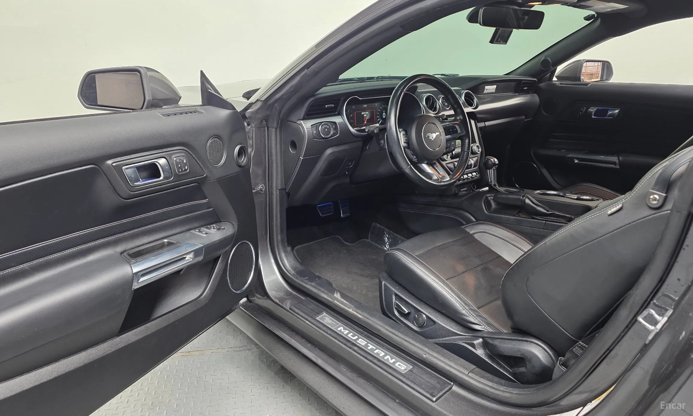 Ford Mustang превью 10