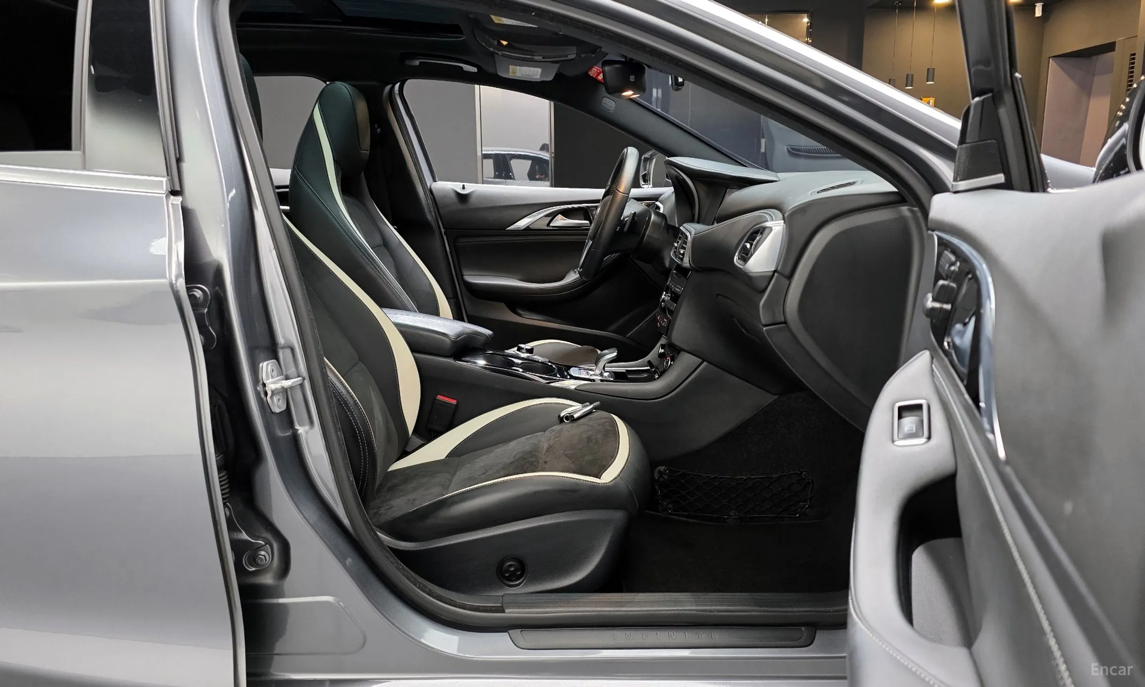 Infiniti Q30 превью 10