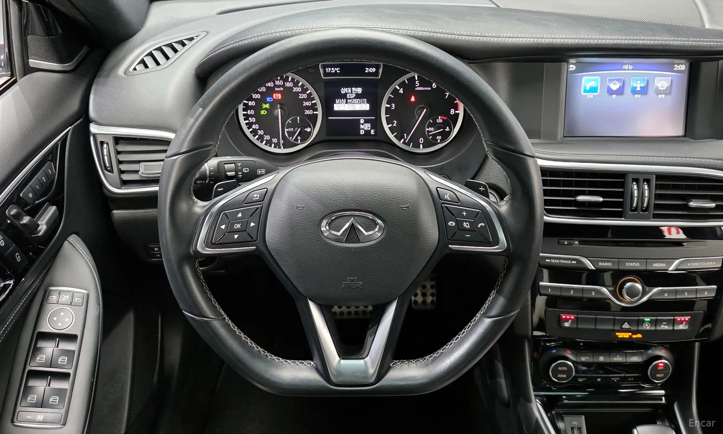 Infiniti Q30 превью 13