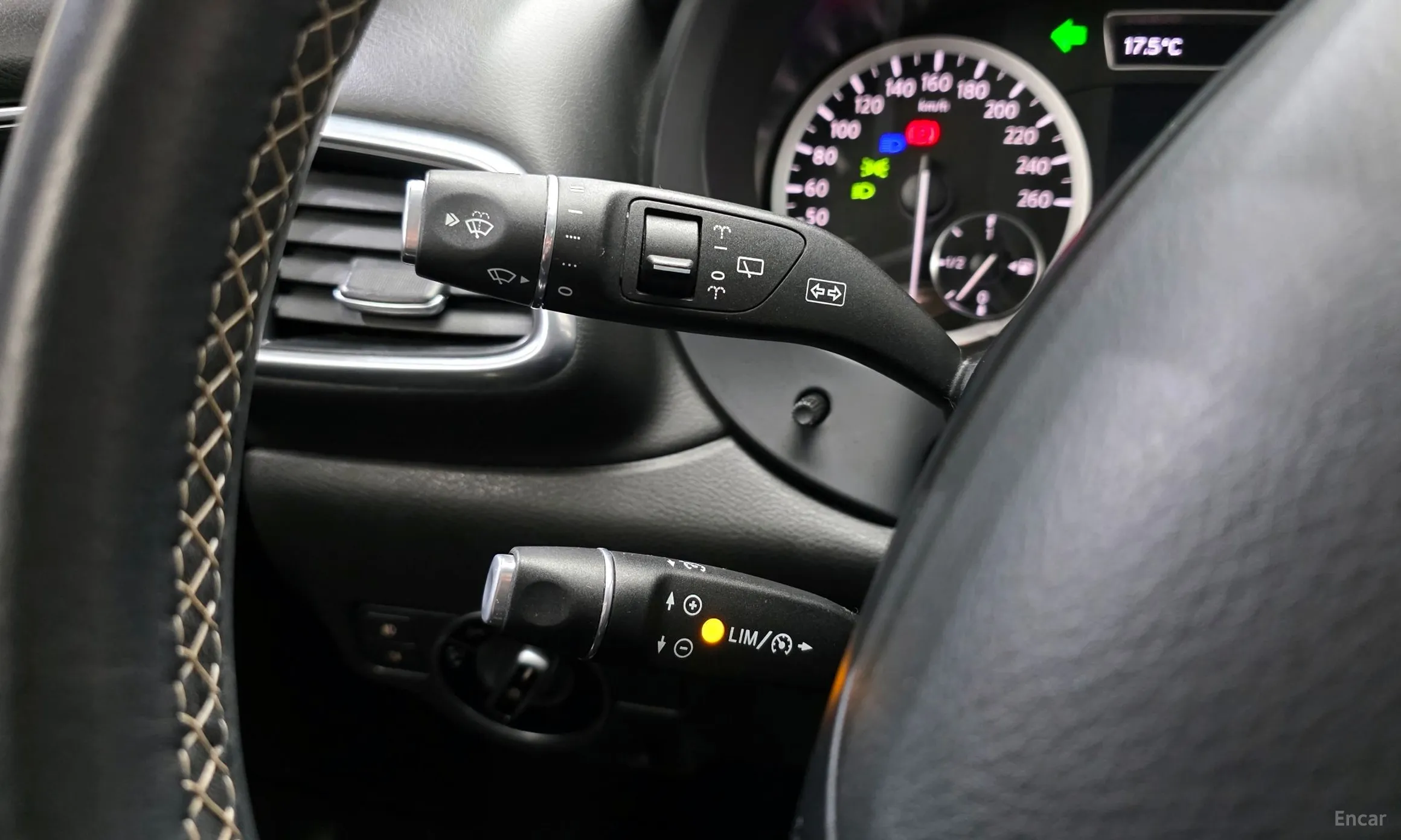 Infiniti Q30 превью 16