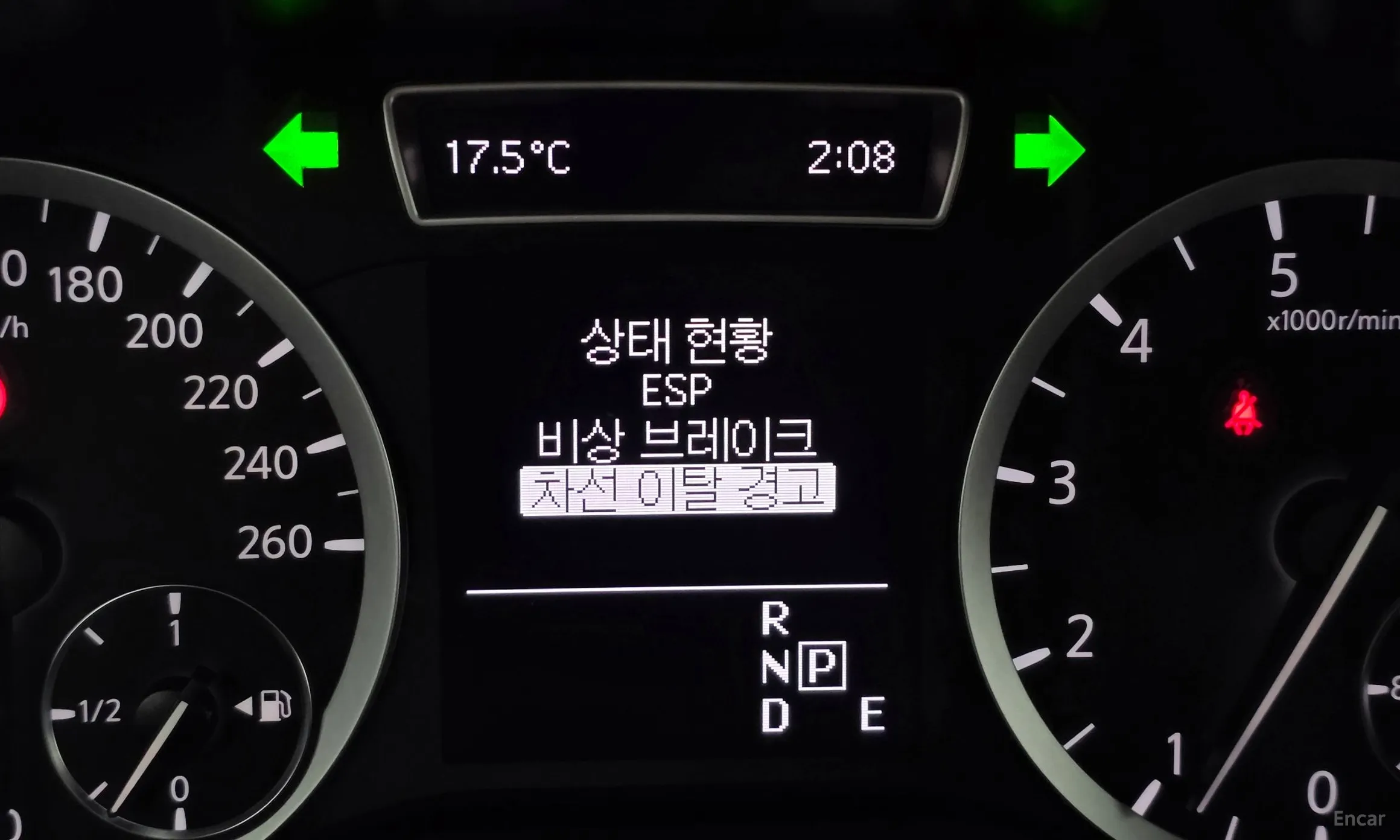 Infiniti Q30 превью 17