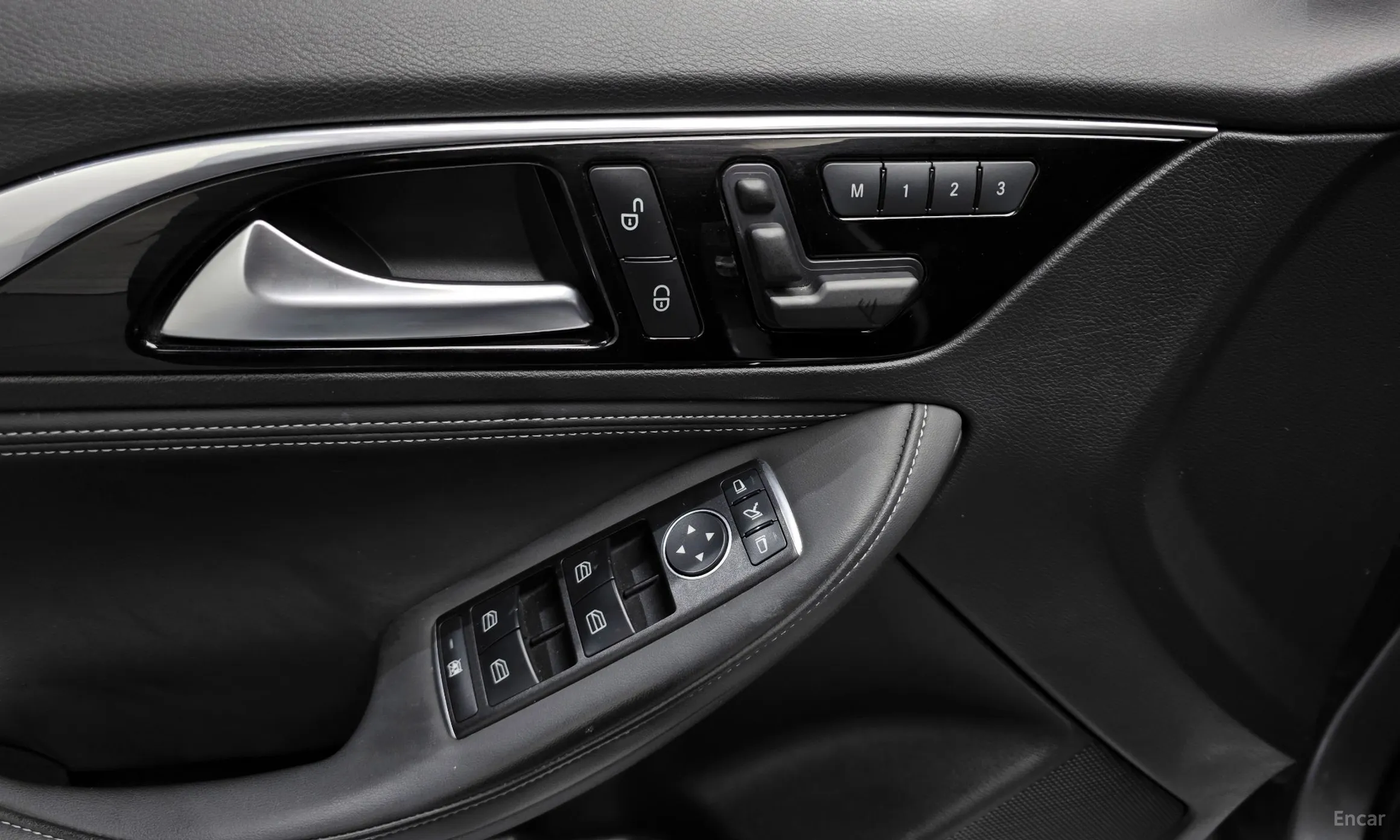 Infiniti Q30 превью 18