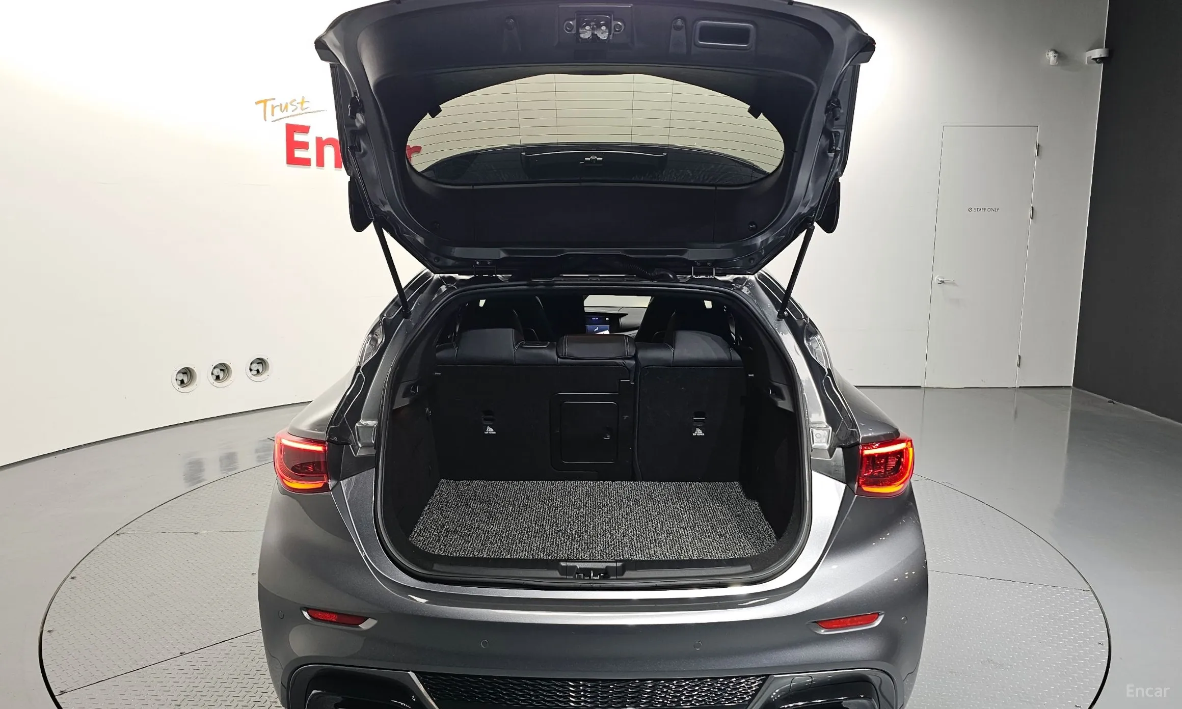 Infiniti Q30 превью 20