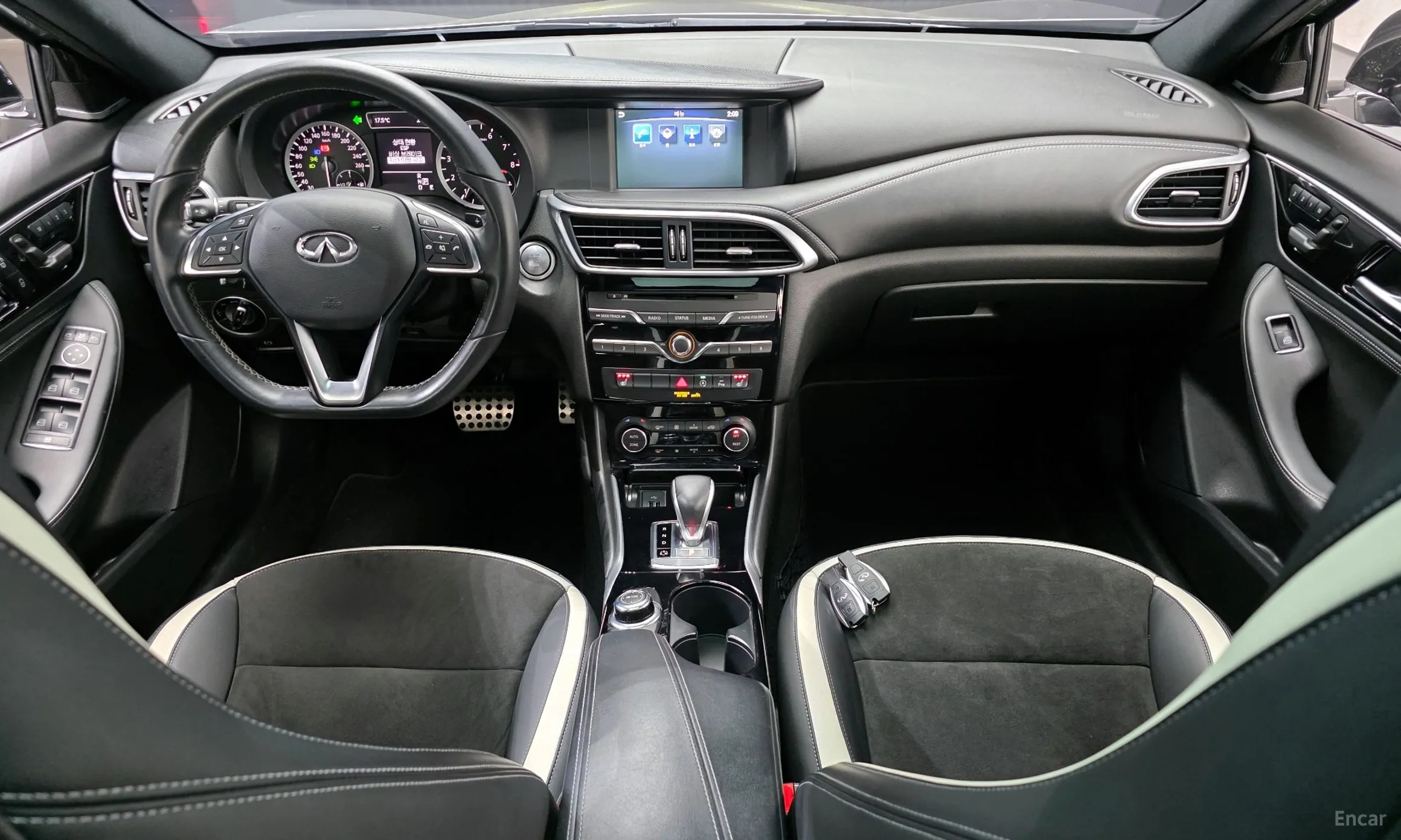 Infiniti Q30 превью 7