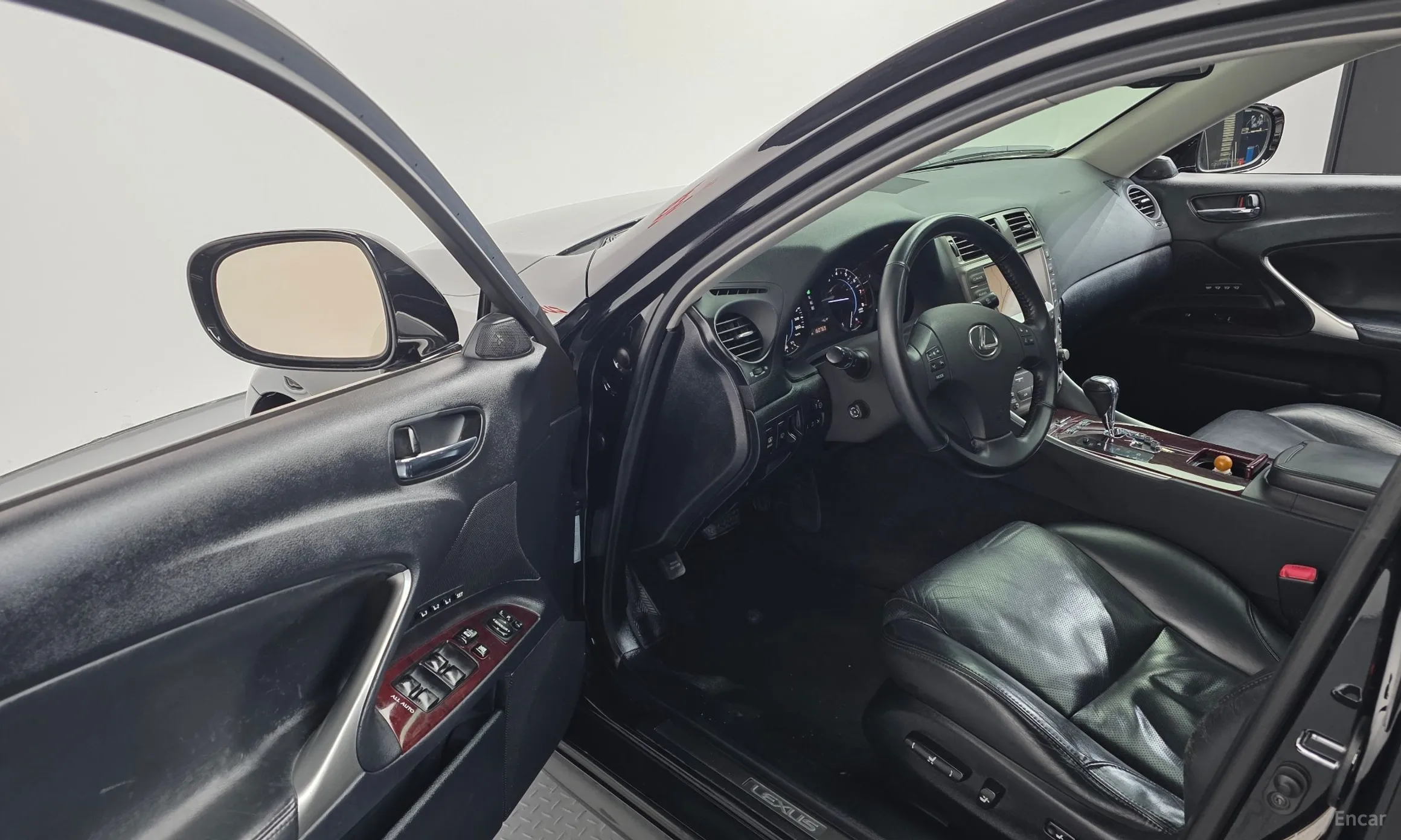 Lexus IS250 превью 12